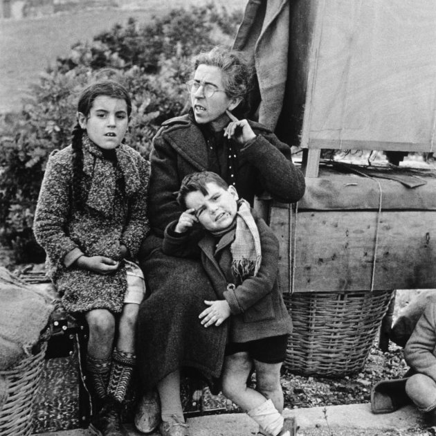 Refugiados republicanos en la carretera de Tarragona en Barcelona. Fuente Museu GANGA. Nueva York. Fondo Robert Capa