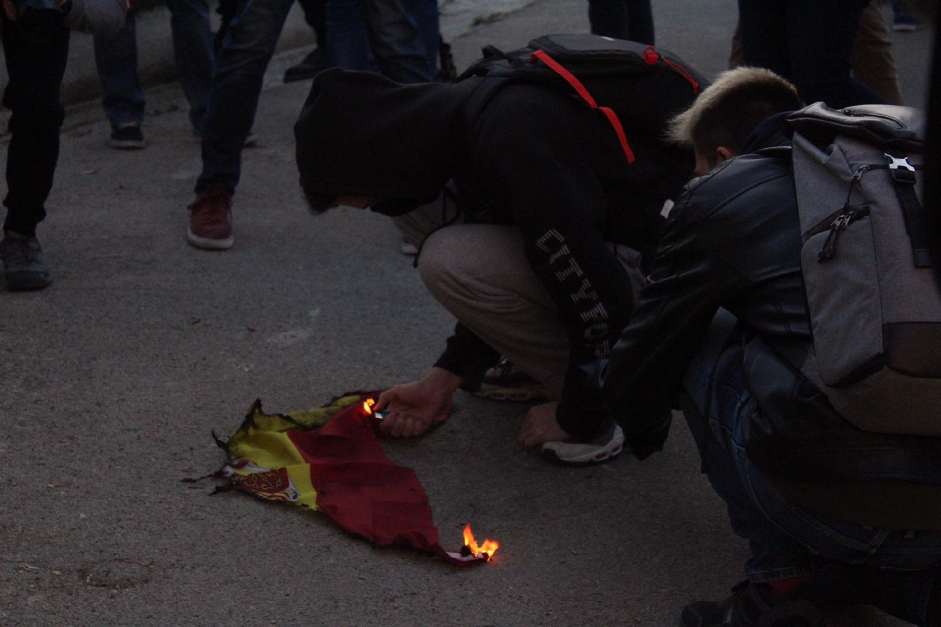 Queman una bandera española en la manifestación de los CDR