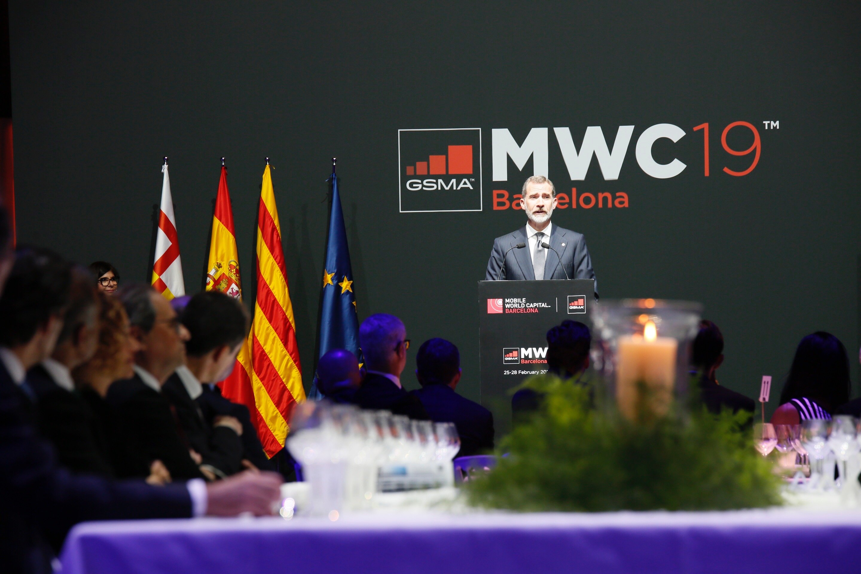 Felipe VI reivindica la democracia española en la cena de inauguración del Mobile