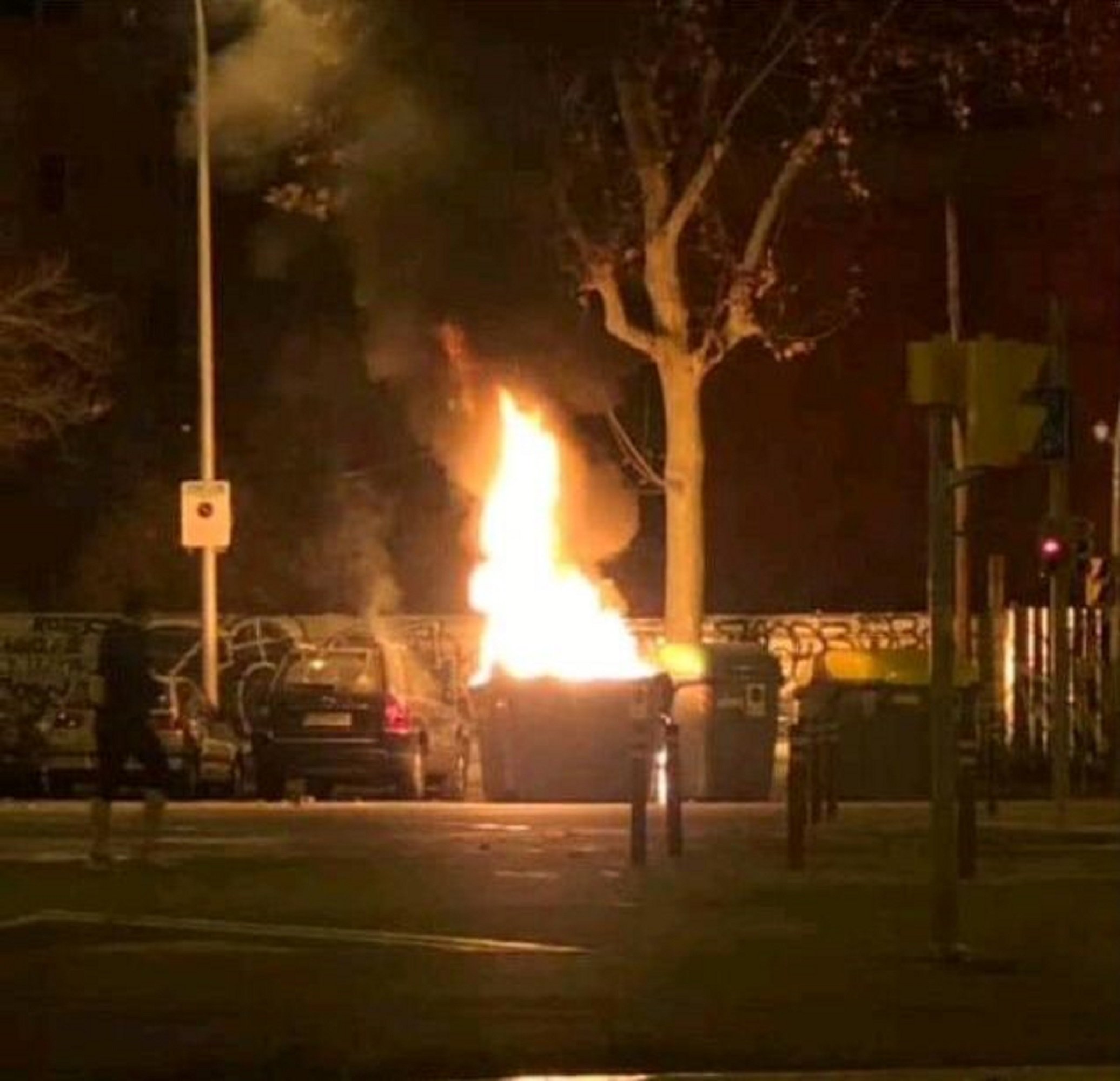 Detienen a un hombre por quemar 40 contenedores y 6 coches en Poblenou