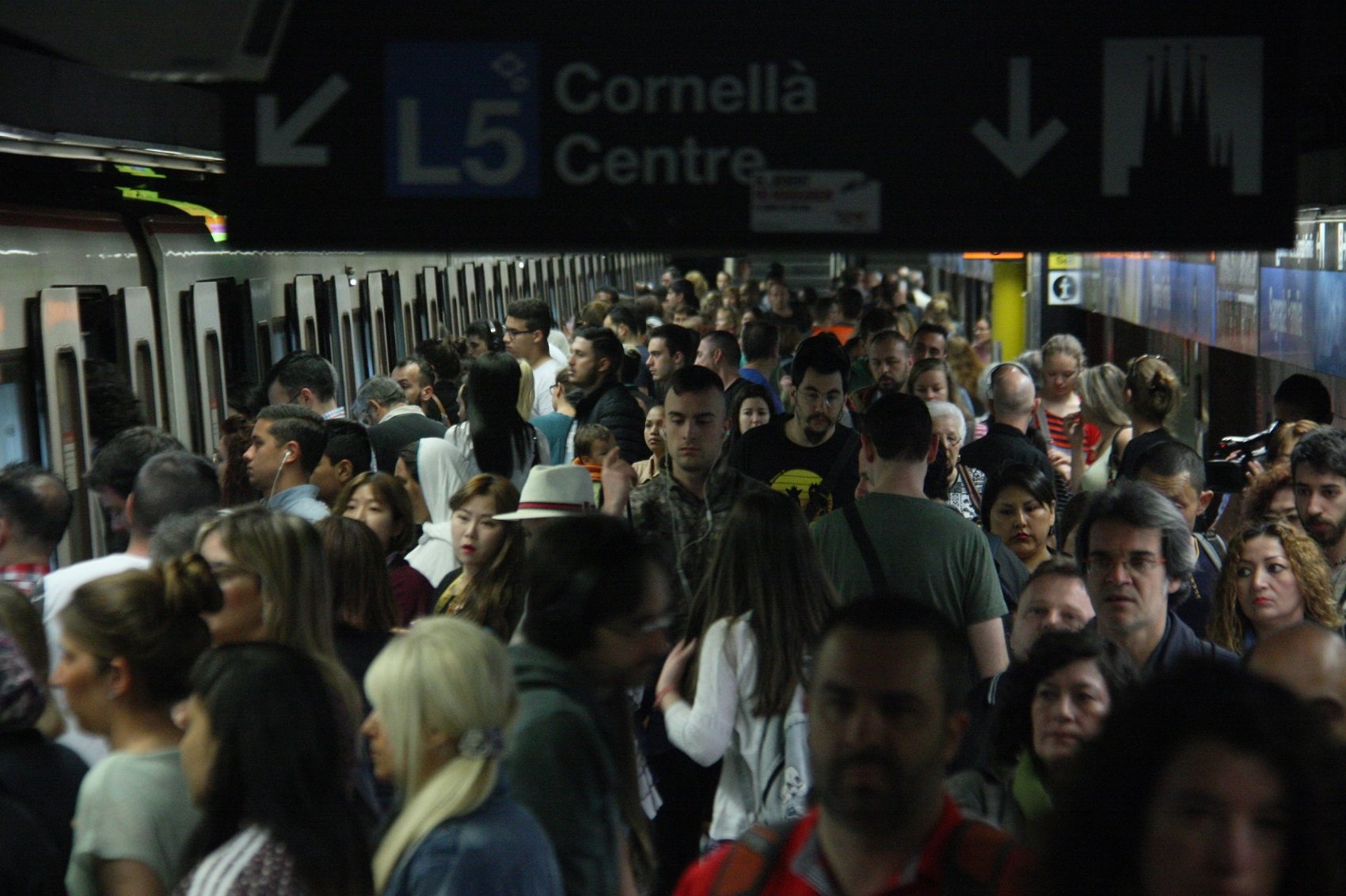 La vaga del metro a Barcelona obliga a regular l'accés de passatgers a l'L5