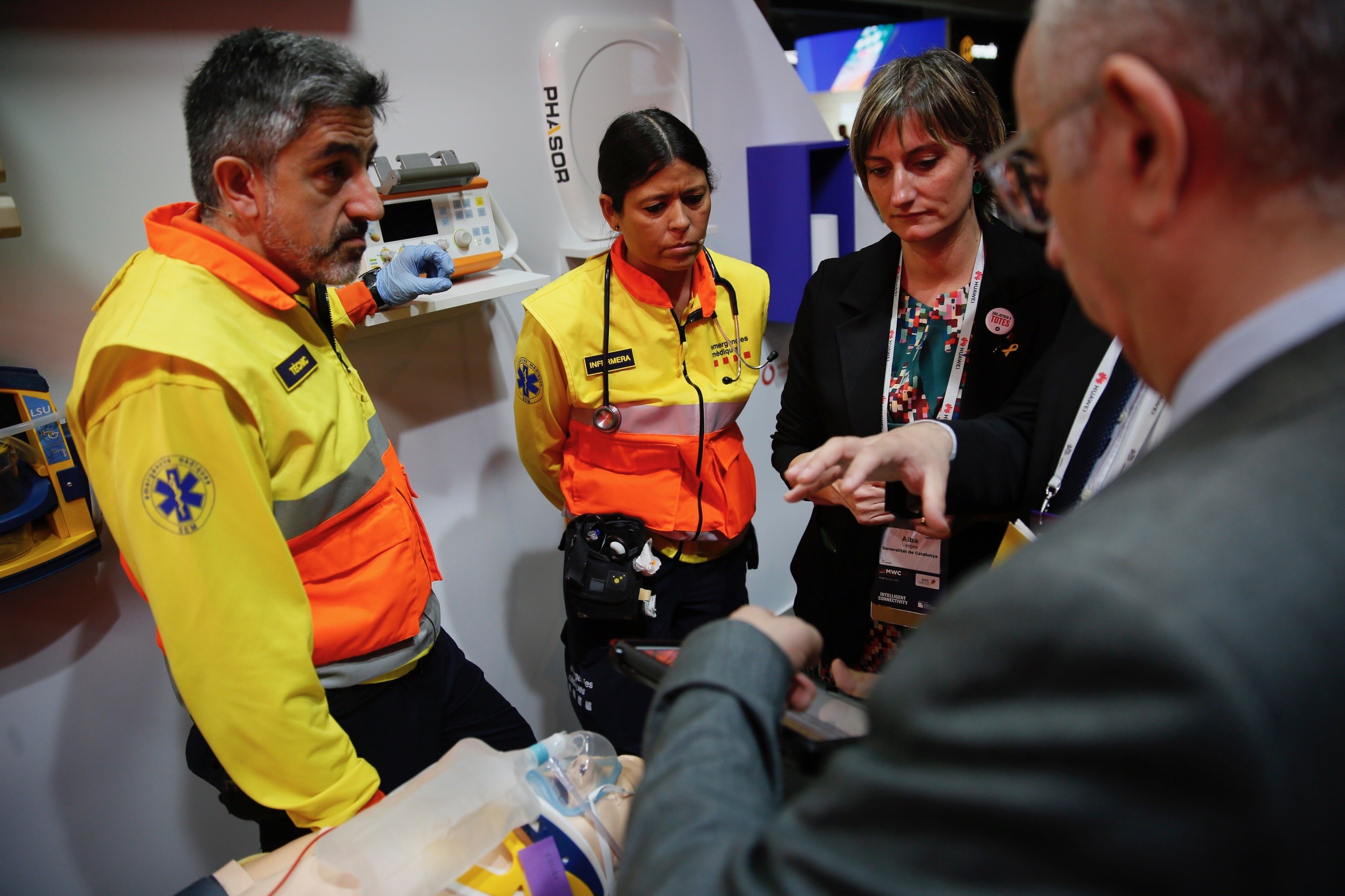 La Generalitat presenta la primera ambulància 5G al Mobile