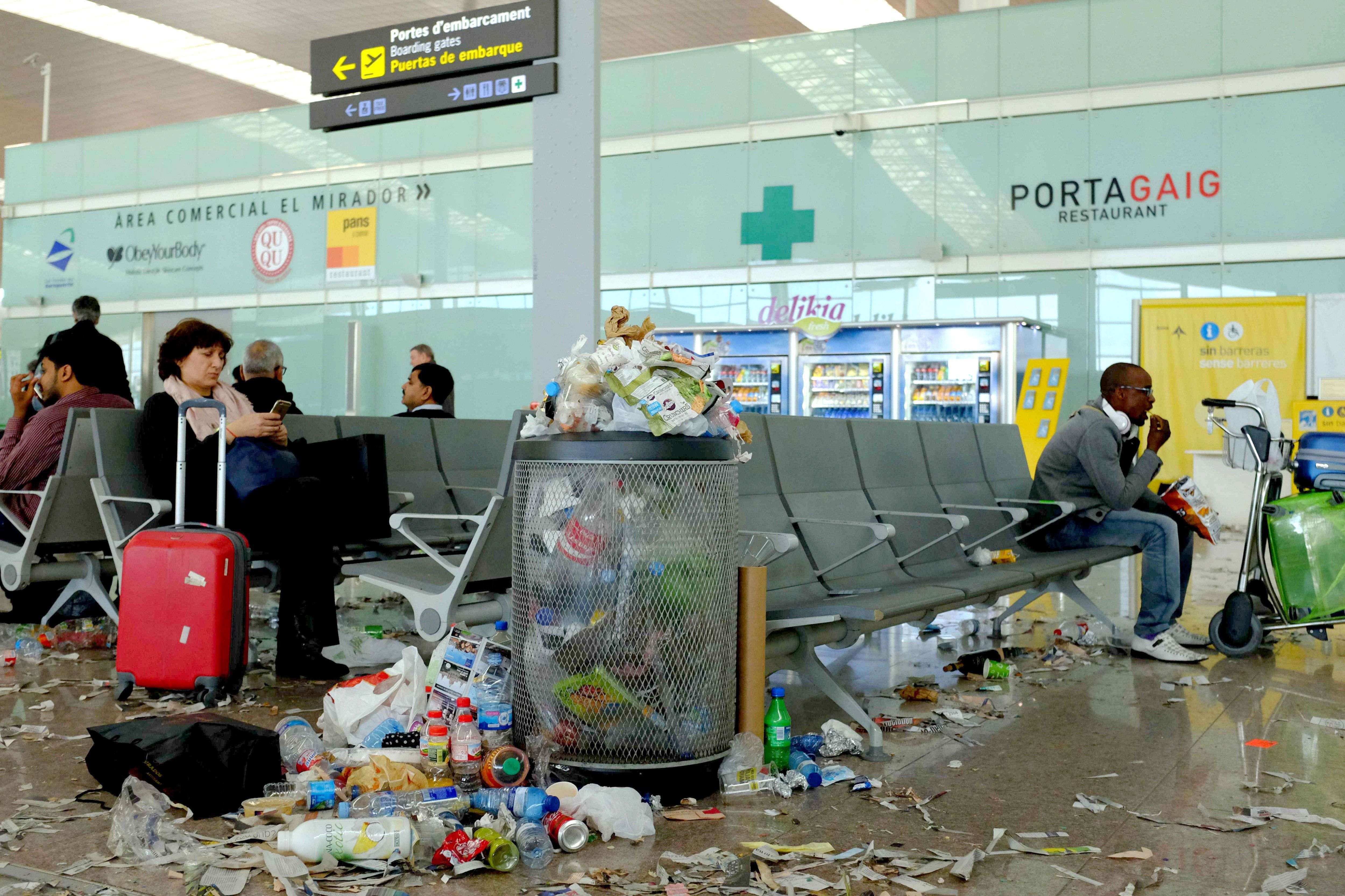 La huelga de limpieza deja el Aeropuerto de El Prat lleno de suciedad