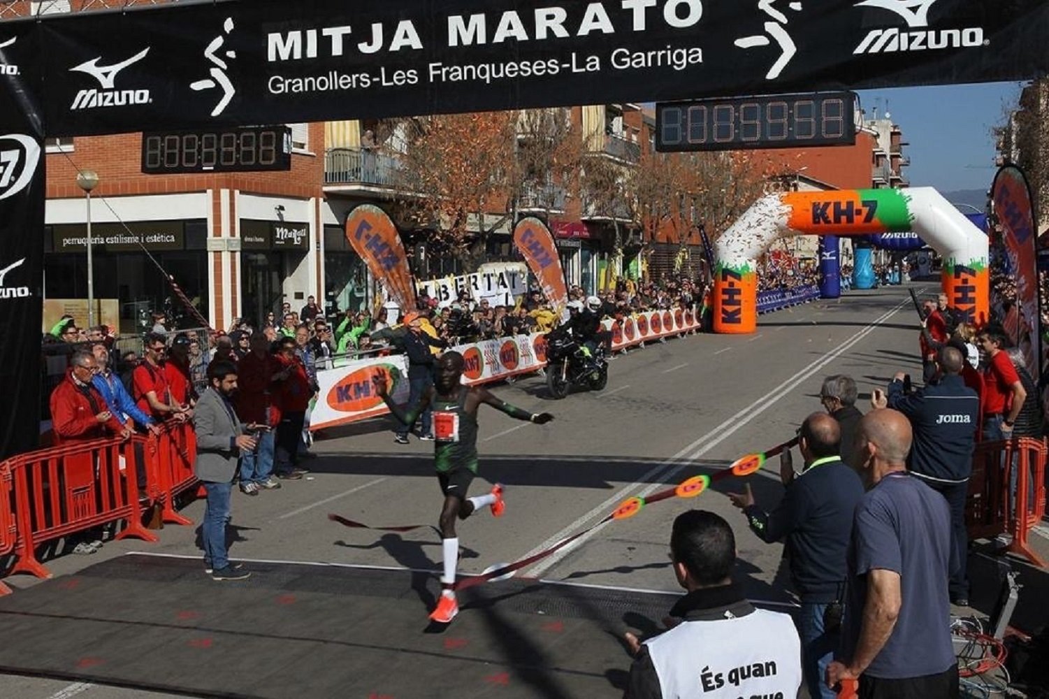 El kenià Abraham Kiptum guanya La Mitja de Granollers baixant de l'hora