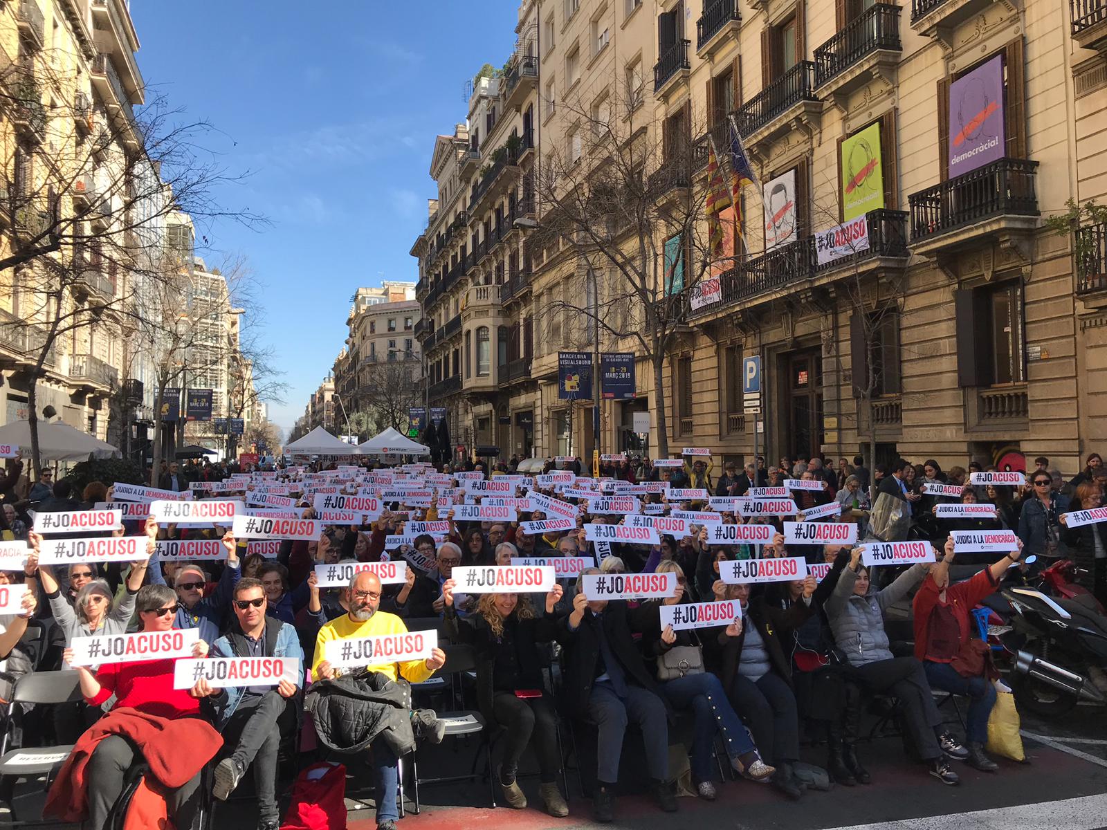 Centenars de persones fan costat a Cuixart davant la "farsa" de la fiscalia