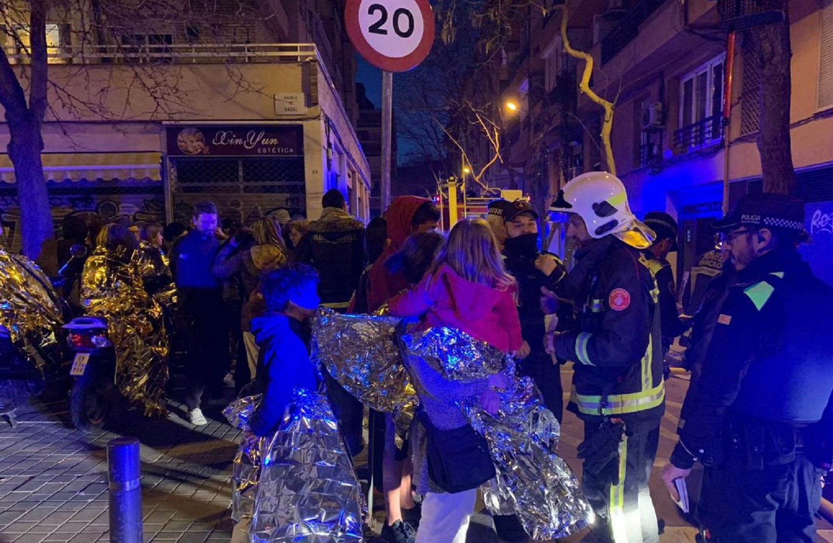 Tres heridos y una cuarentena de evacuados en un incendio en el distrito de Sants de Barcelona