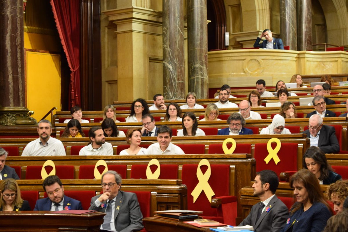 Diputados d'ERC, JxCat i comuns visten de blanco en protesta por el juicio