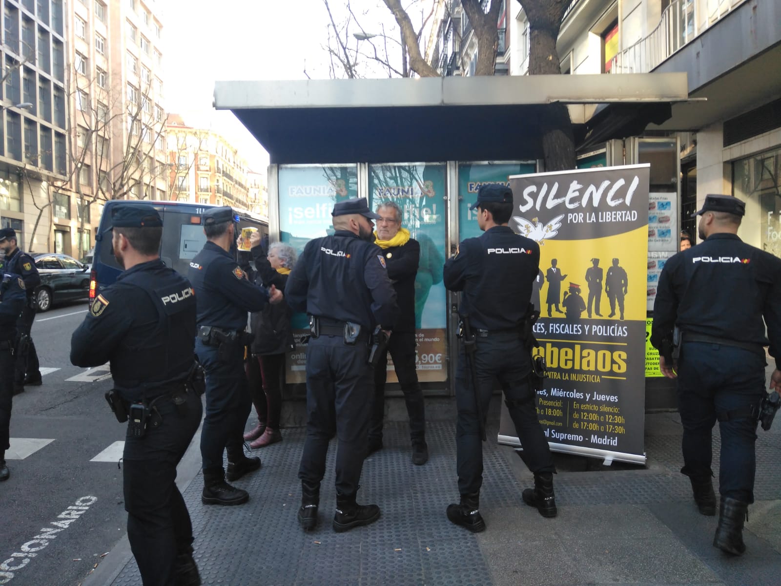 Acusan a la policía española de dificultar una movilización delante del Supremo