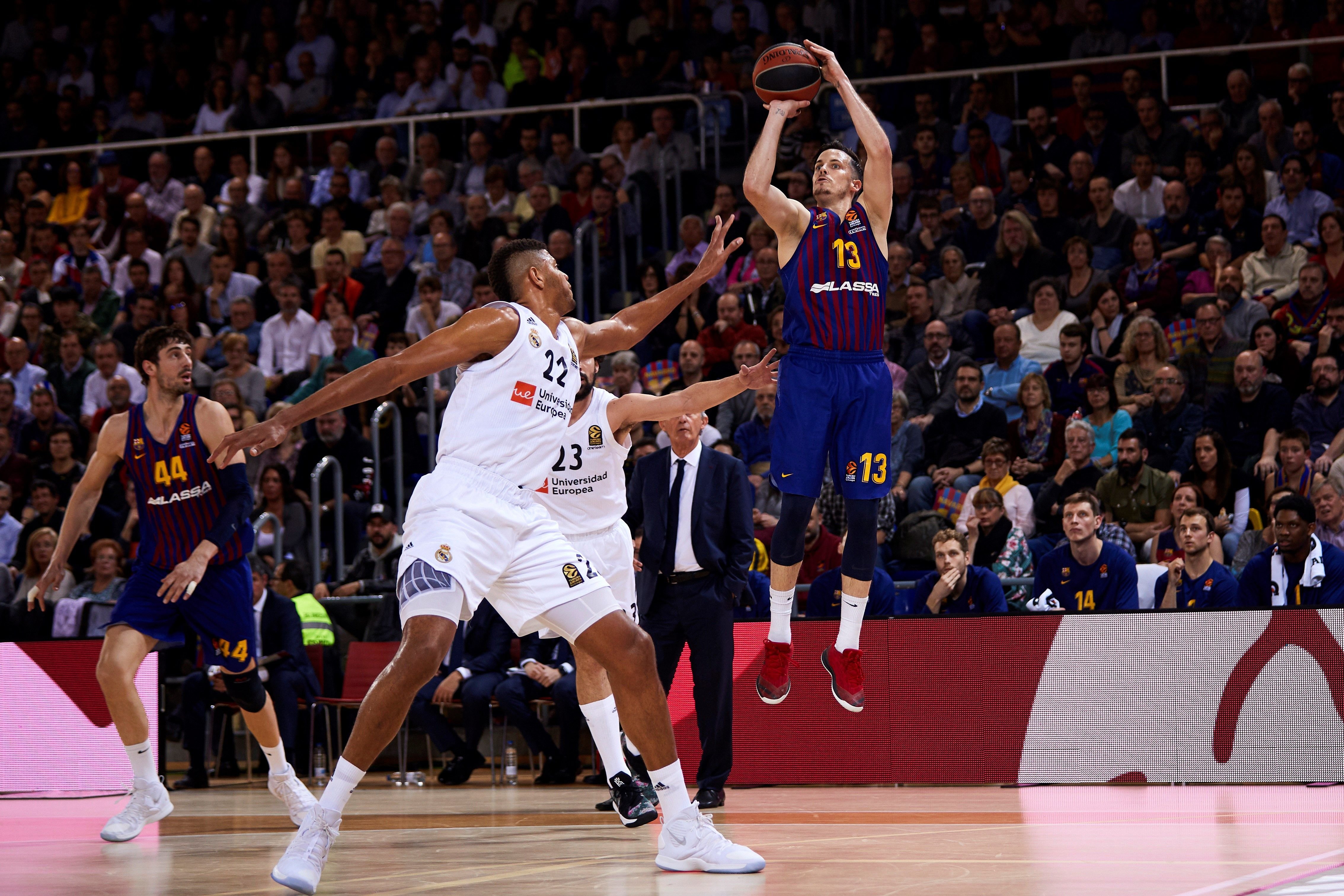 El Barça también alecciona al Madrid en Europa (77-70)