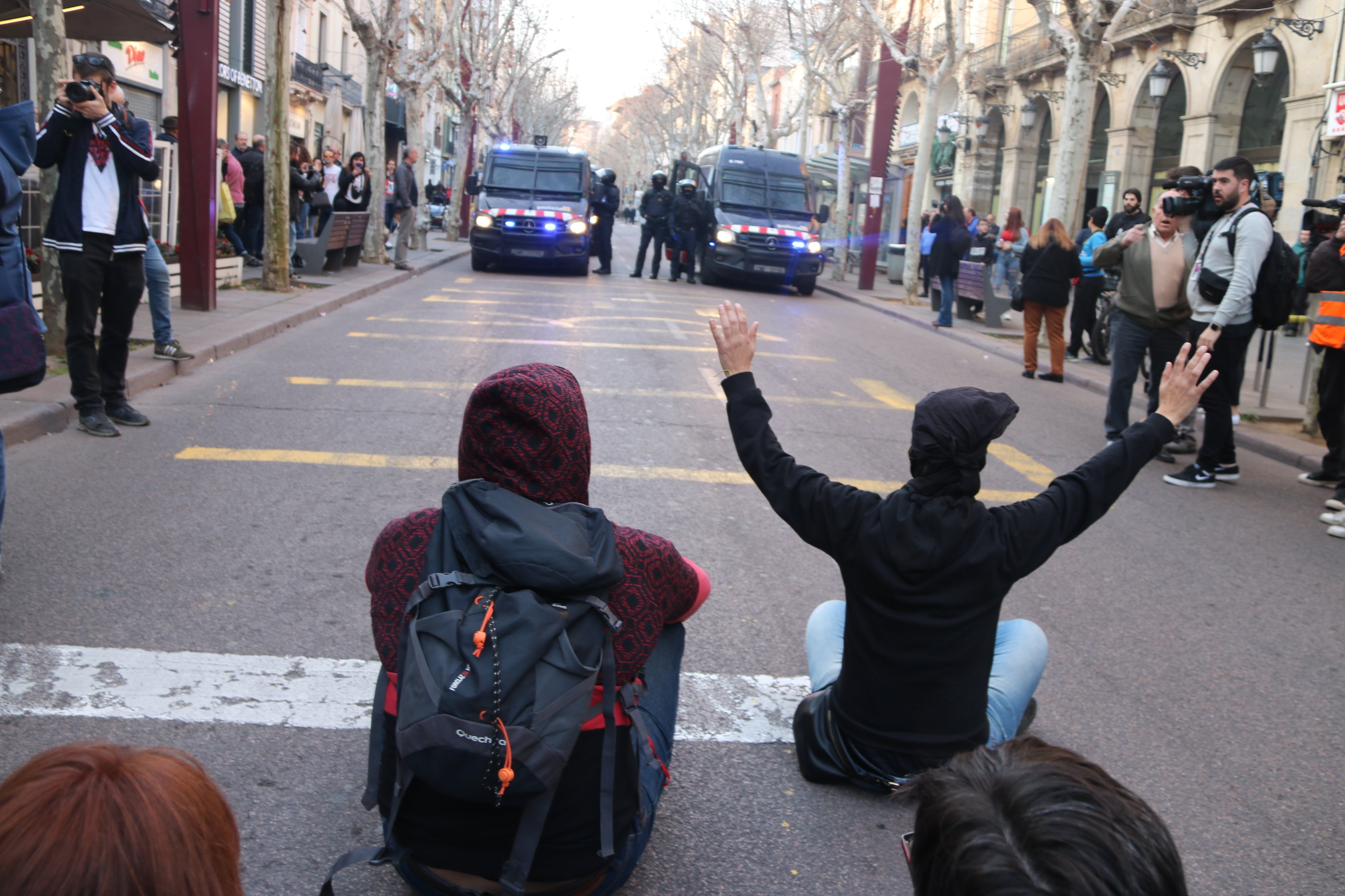 Protesta de los CDR contra Vox en Sabadell