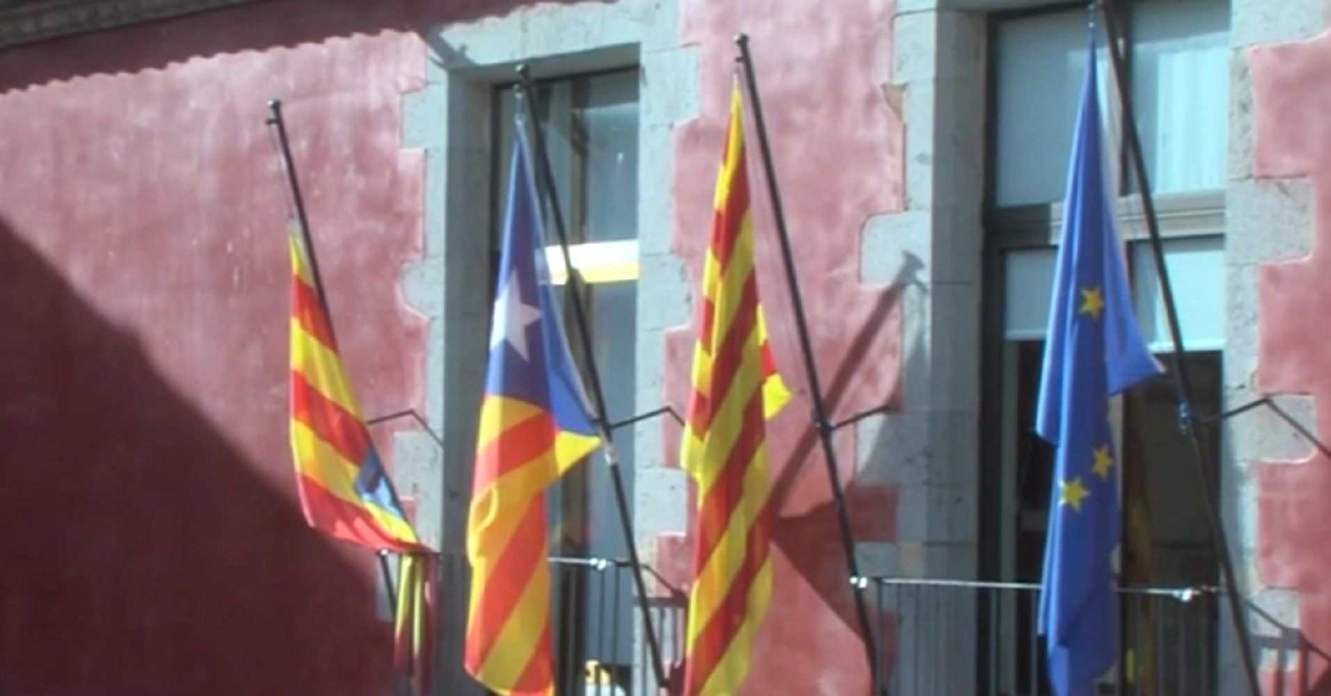Castelló d’Empúries canvia la bandera espanyola per l’estelada