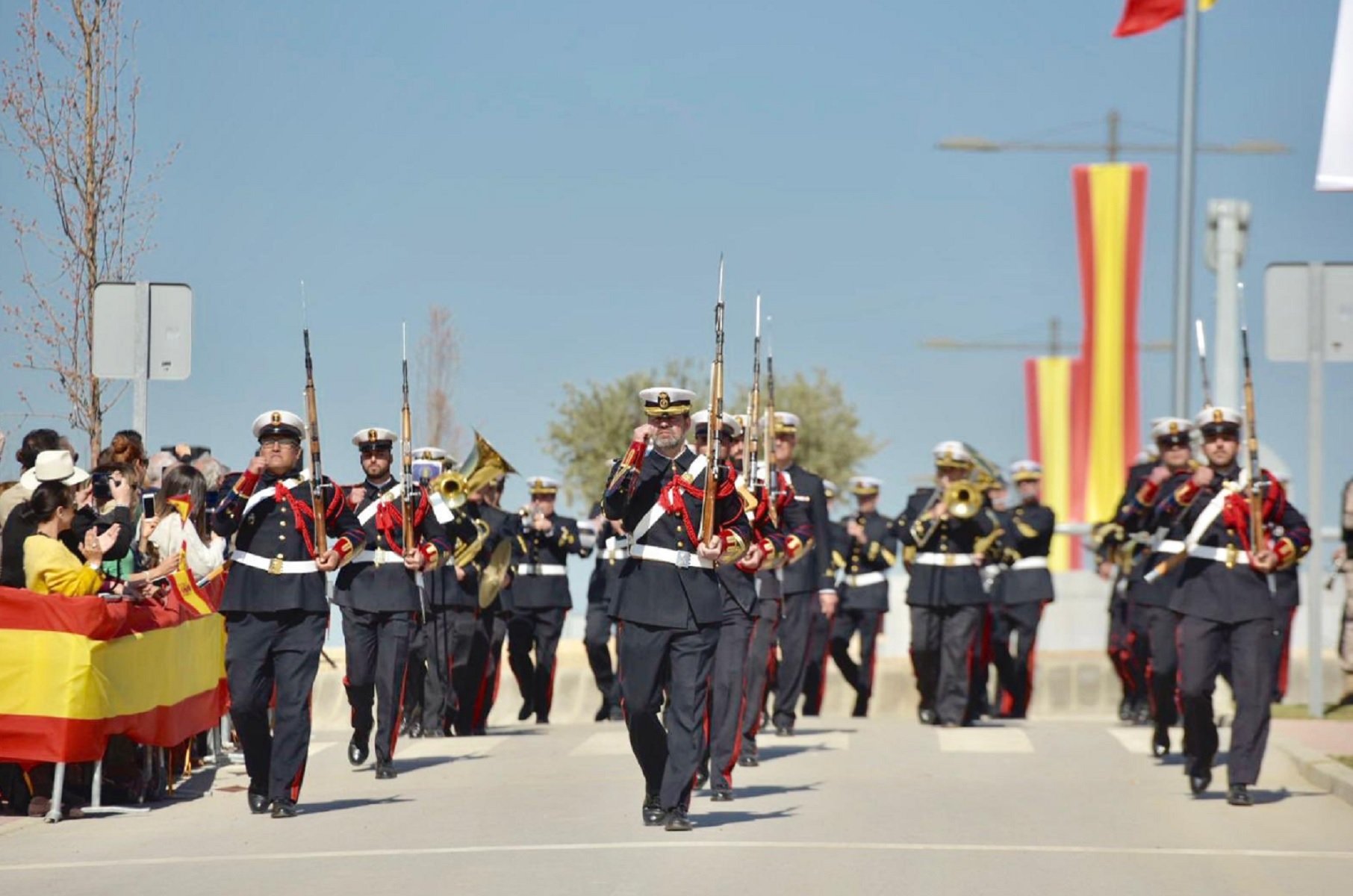 Un alcalde del PP organiza un acto patriótico con más militares que vecinos