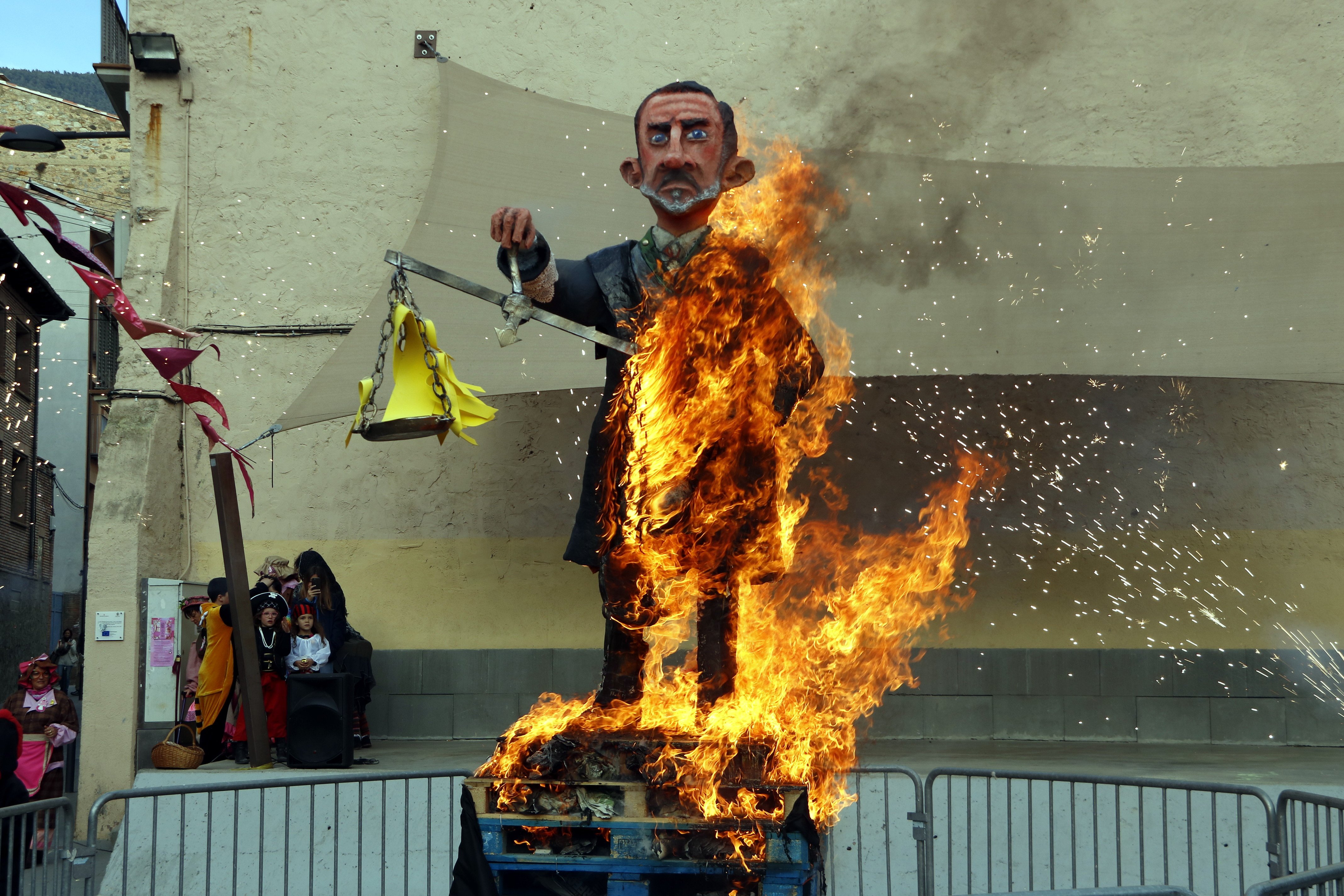 VÍDEO: Queman a Felipe VI en el Carnaval de Ribes de Freser