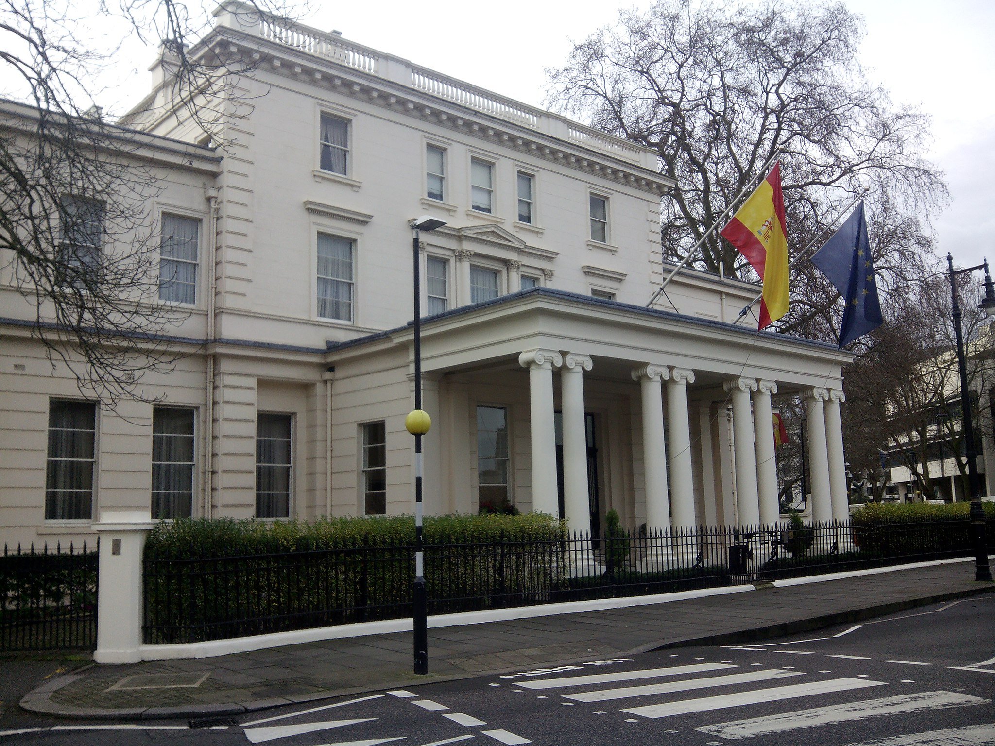 El Gobierno se gasta 600.000 euros en la decoración de embajadas