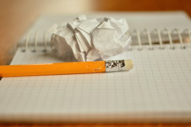 Imatge d'arxiu d'un llapis sobre un paper / Foto: Pixabay