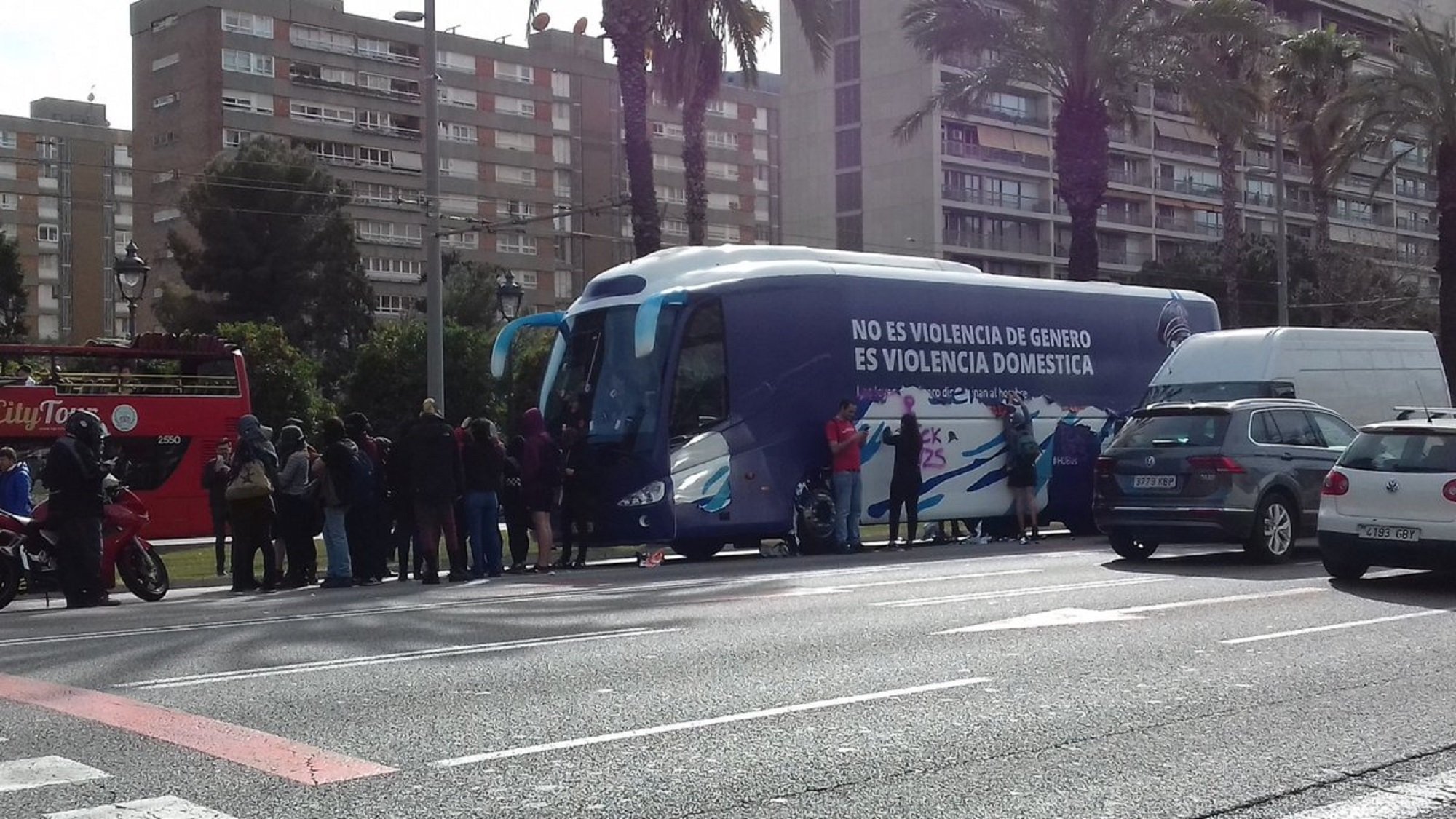 Paran el autobús de Hazte Oír a su paso por la Diagonal de Barcelona