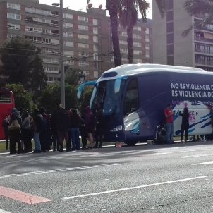 Aturen l'autobús d'Hazte Oír al seu pas per la Diagonal