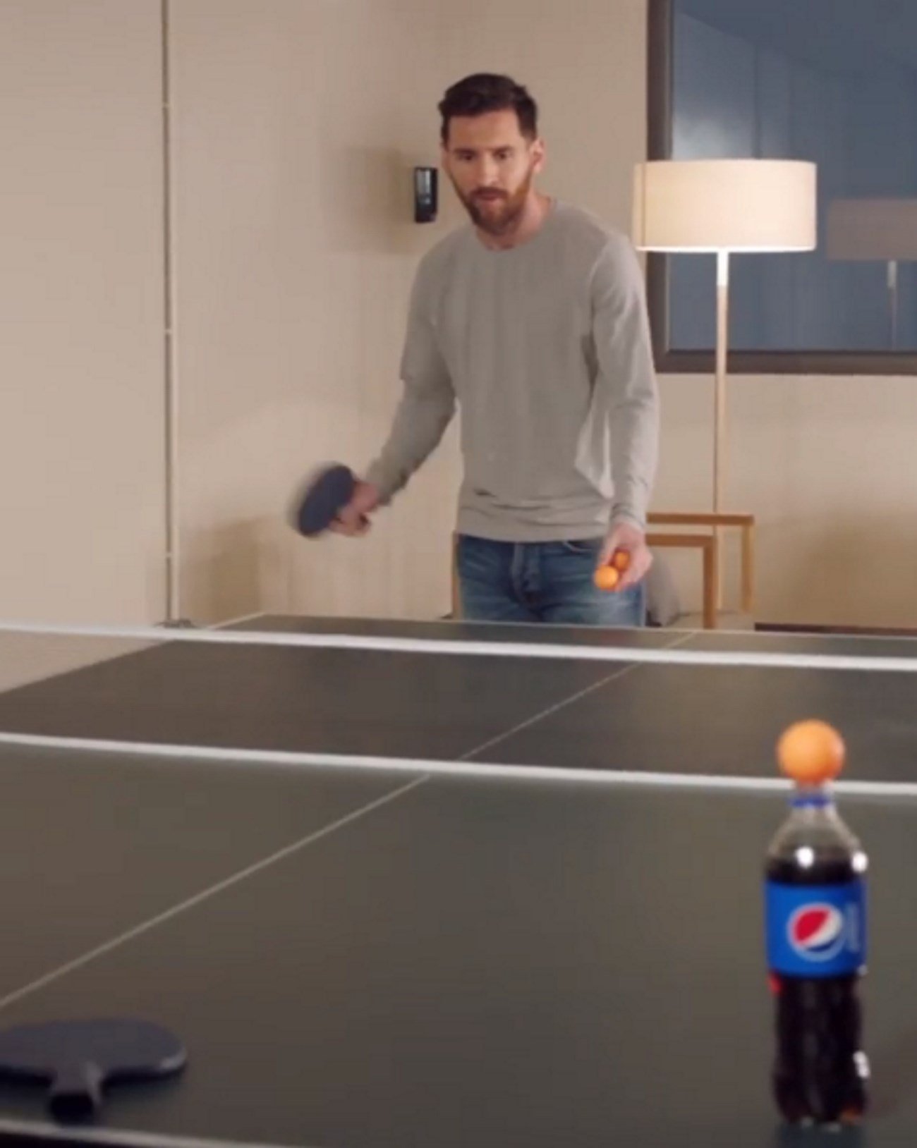 Messi también sorprende fuera del fútbol con un increíble golpe de ping-pong