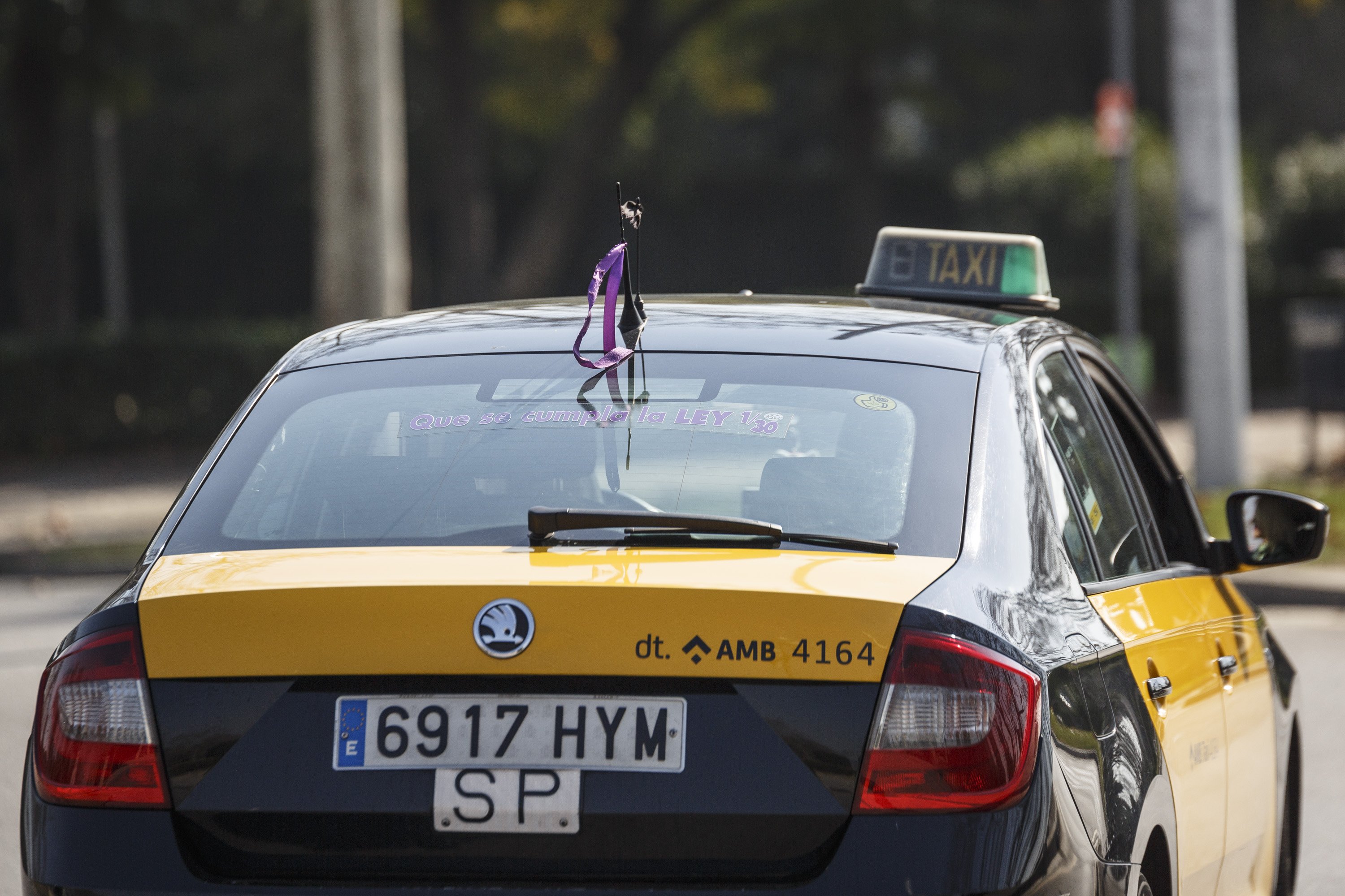 Uns 2.000 taxis es querellaran contra Uber i Cabify