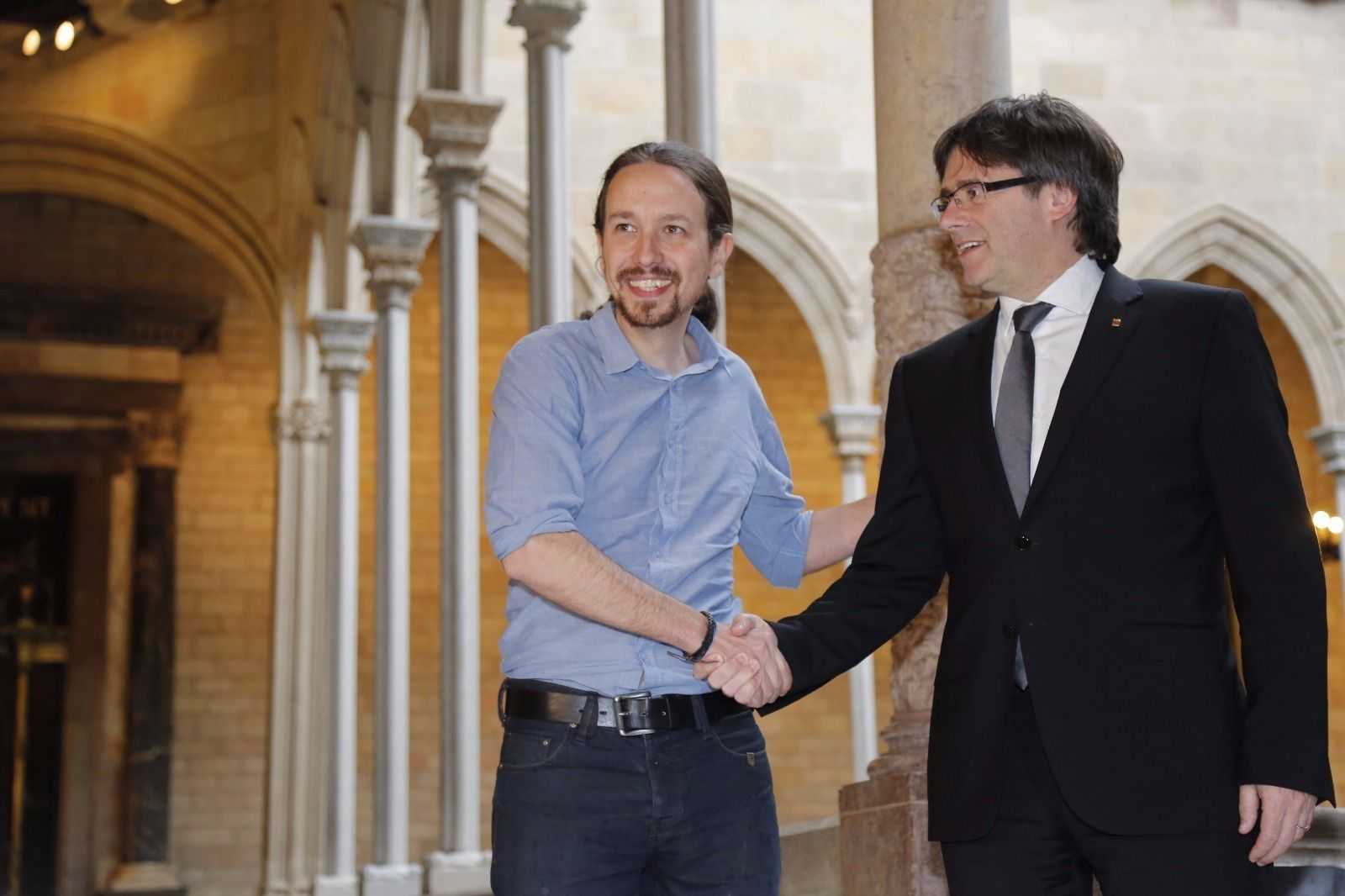 Iglesias garantiza a Puigdemont que defenderá el referéndum