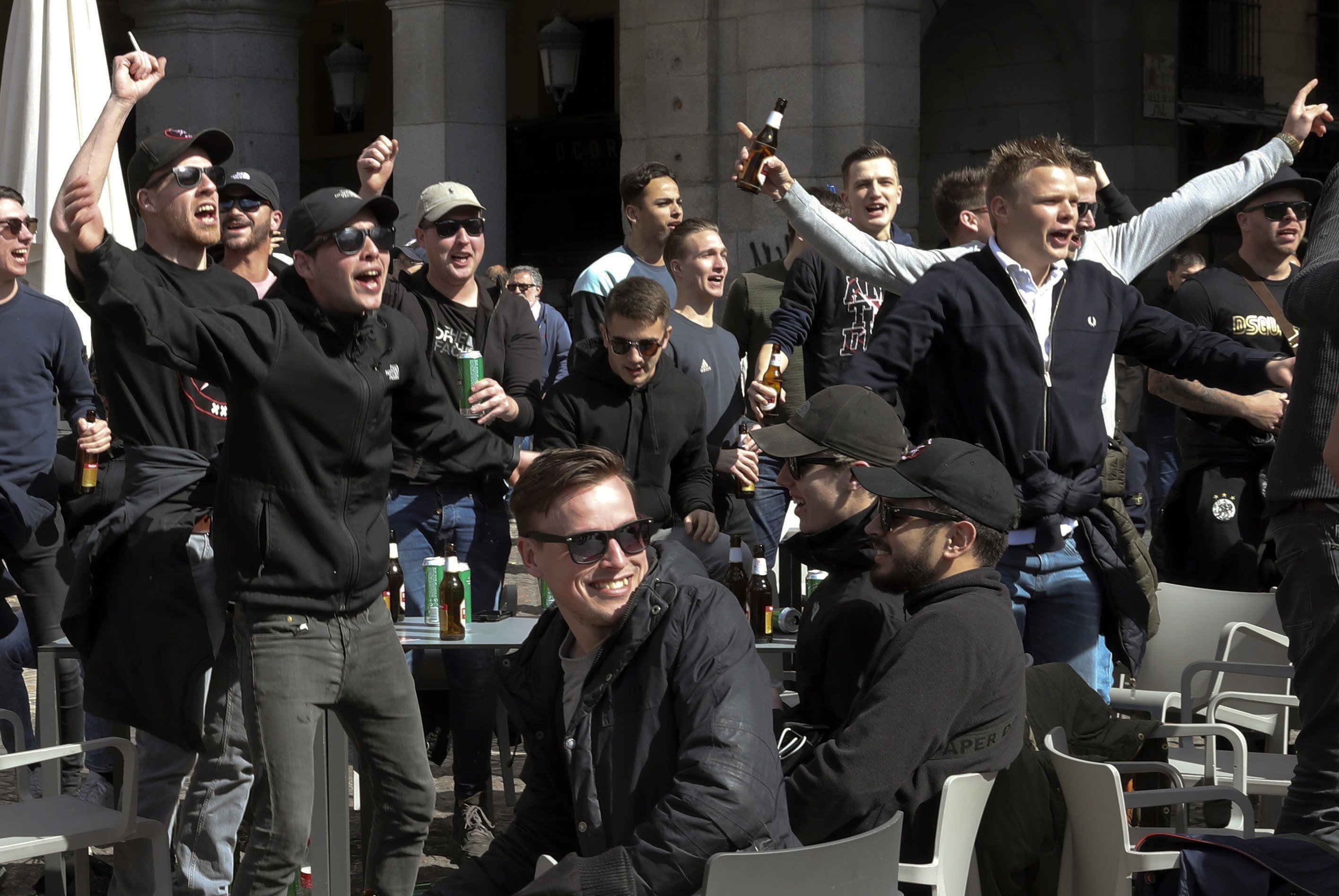 Els aficionats de l'Ajax alarmen Madrid abans del partit de Champions