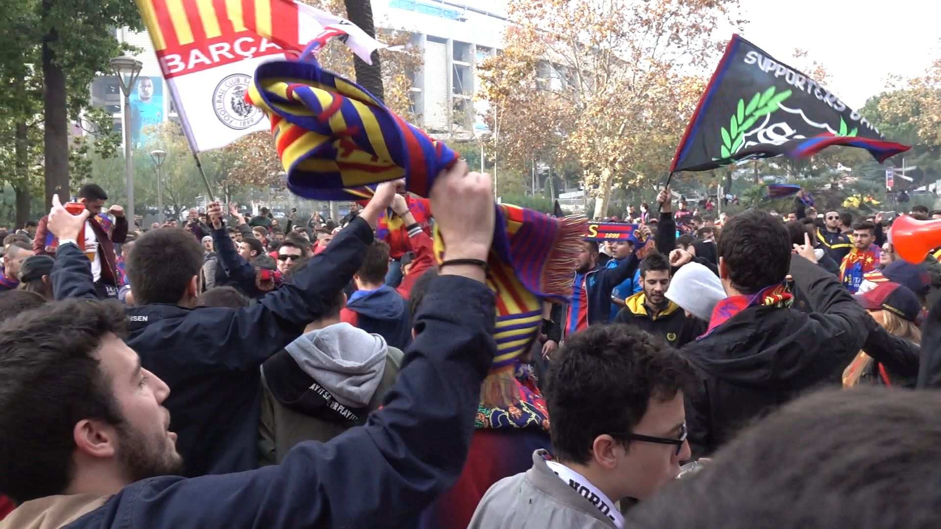 Vídeo: La afición calienta el clásico