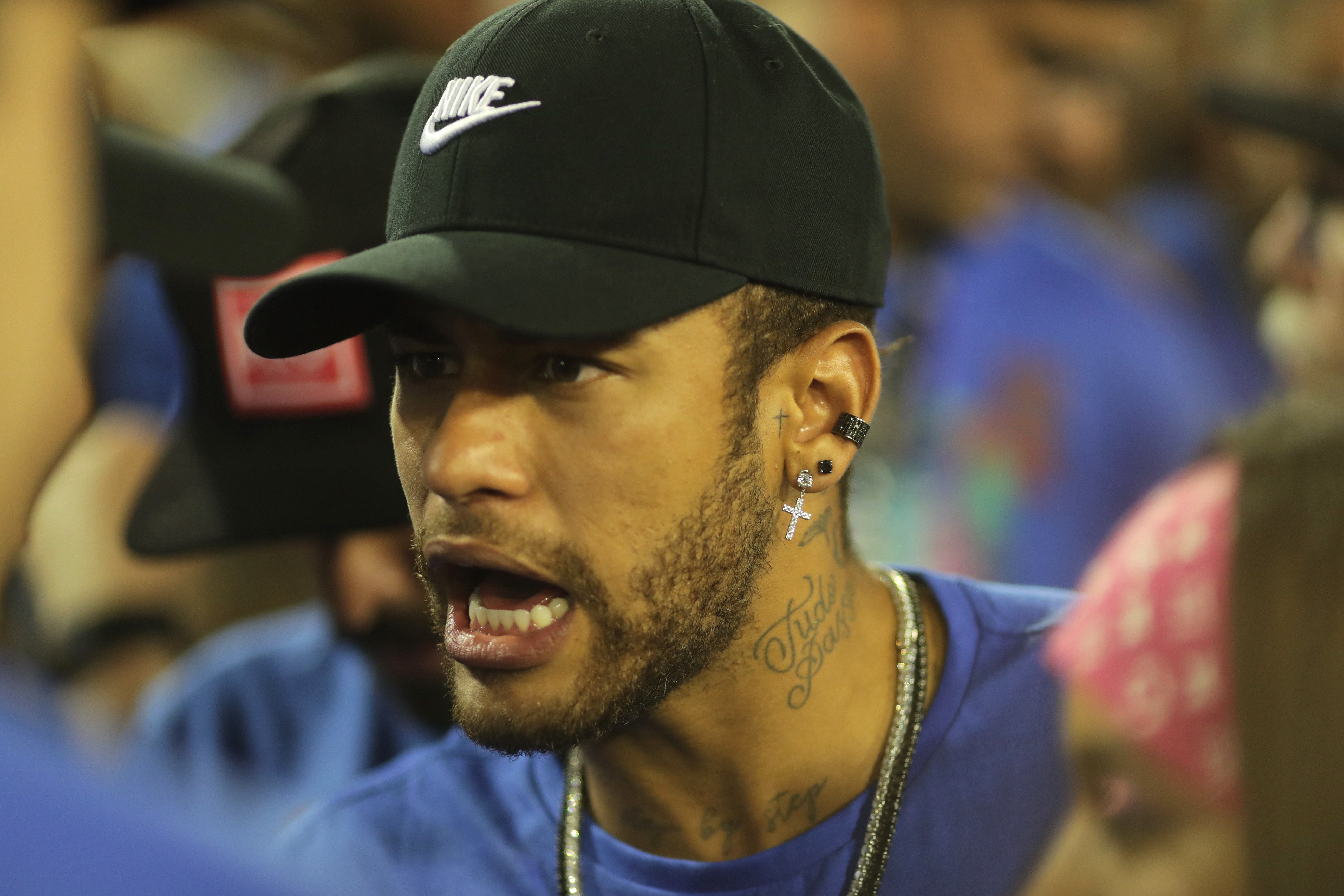 A Neymar se li acumulen els problemes: exemplar sanció de la UEFA