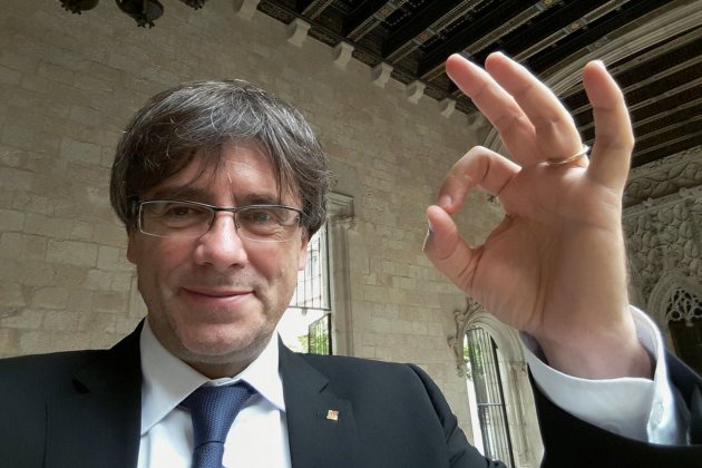 puigdemont dit ma simbol victoria gest ok somriu twitter