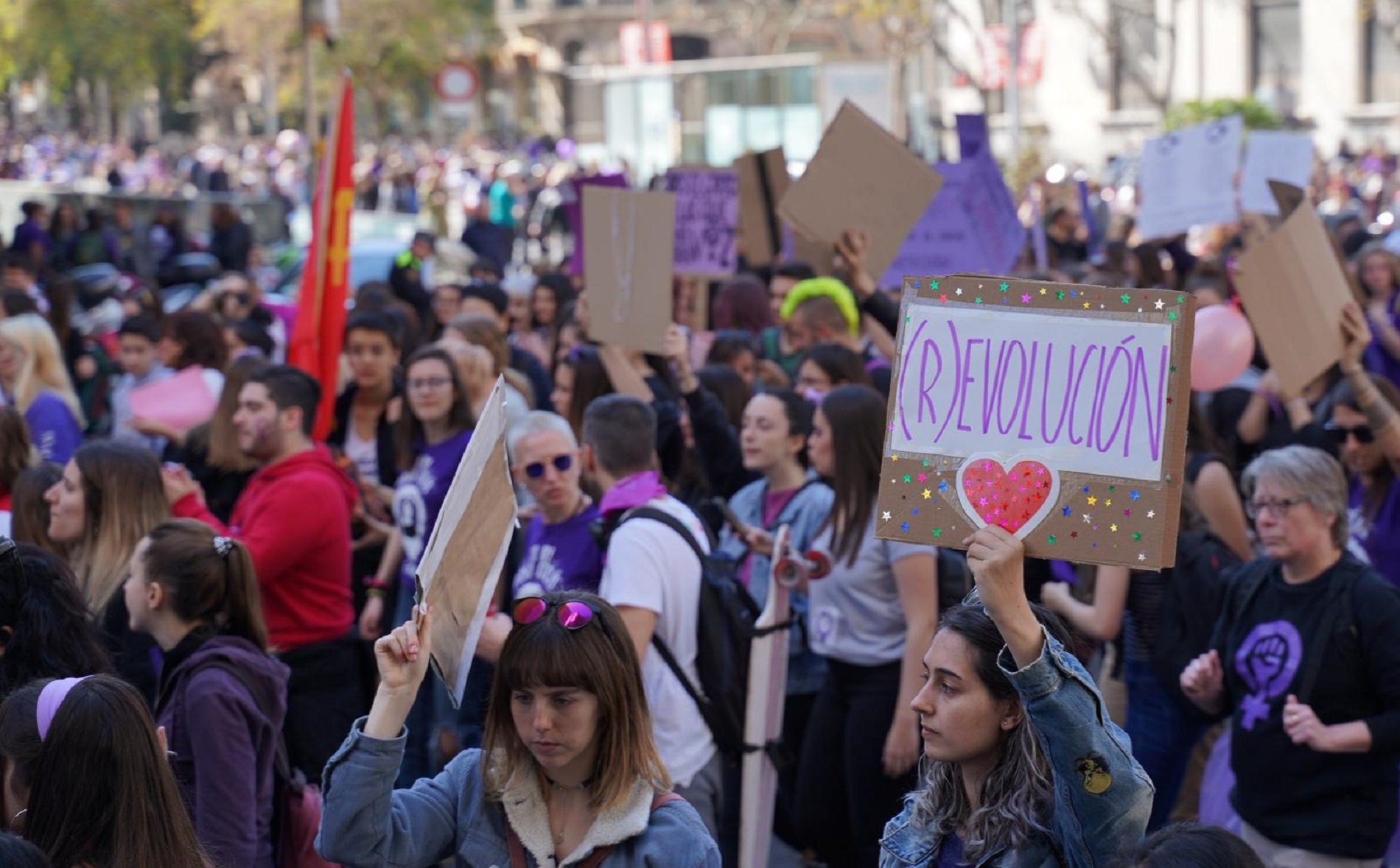 Milers d'estudiants omplen el centre de Barcelona per la vaga feminista