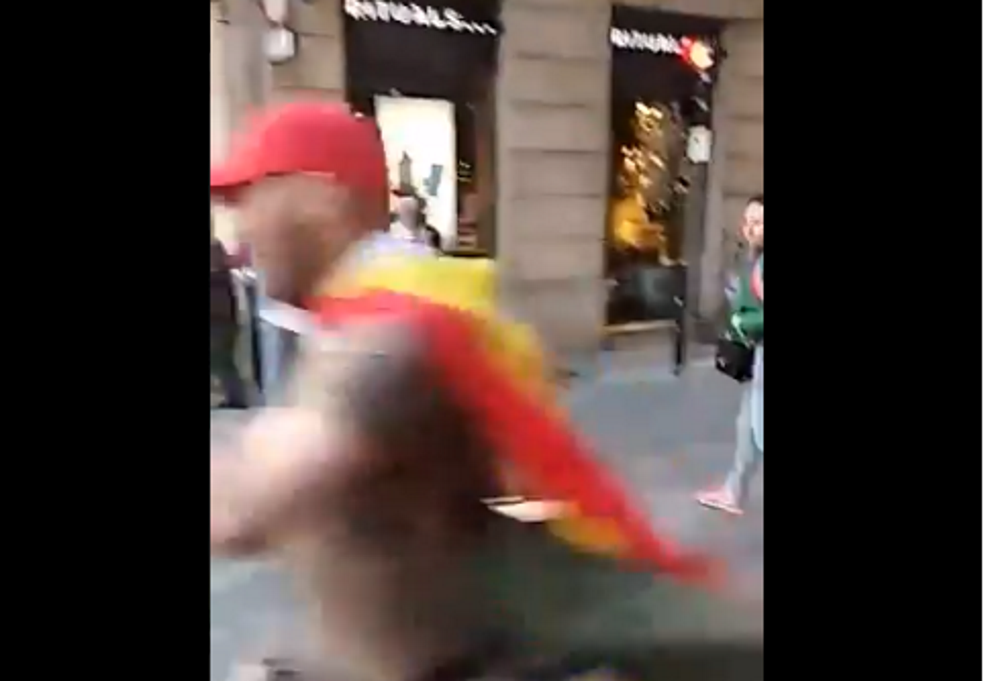 VÍDEO: Un españolista provoca a las feministas en la Rambla