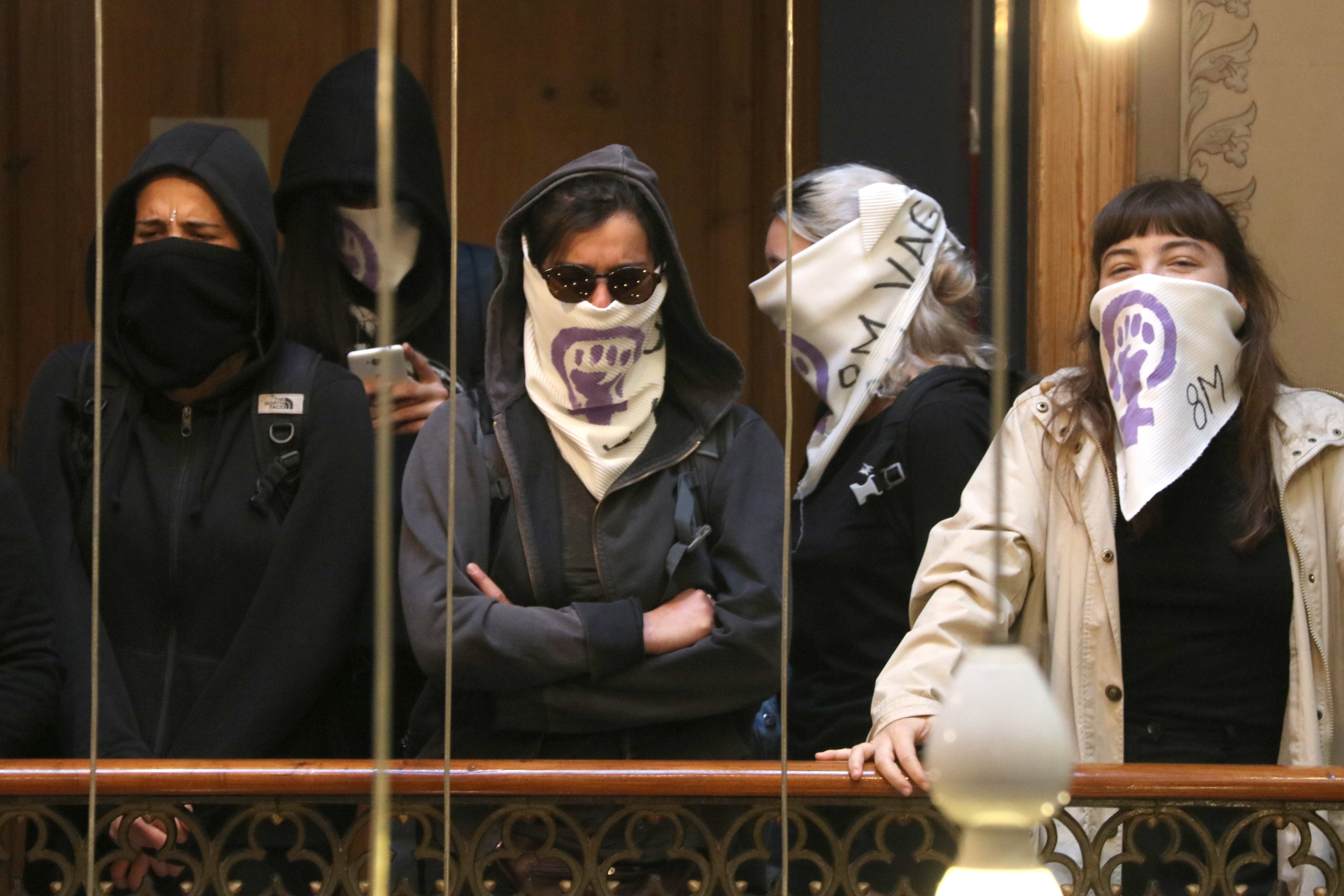 VÍDEO: Un grup de feministes irromp en un acte del PP