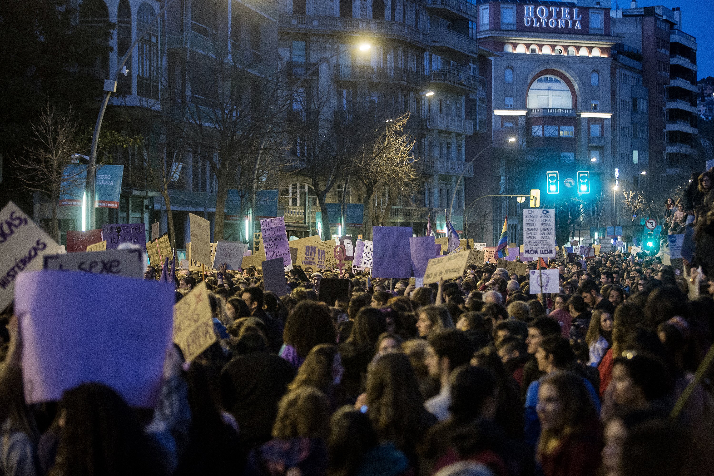 Marea morada en todo Catalunya