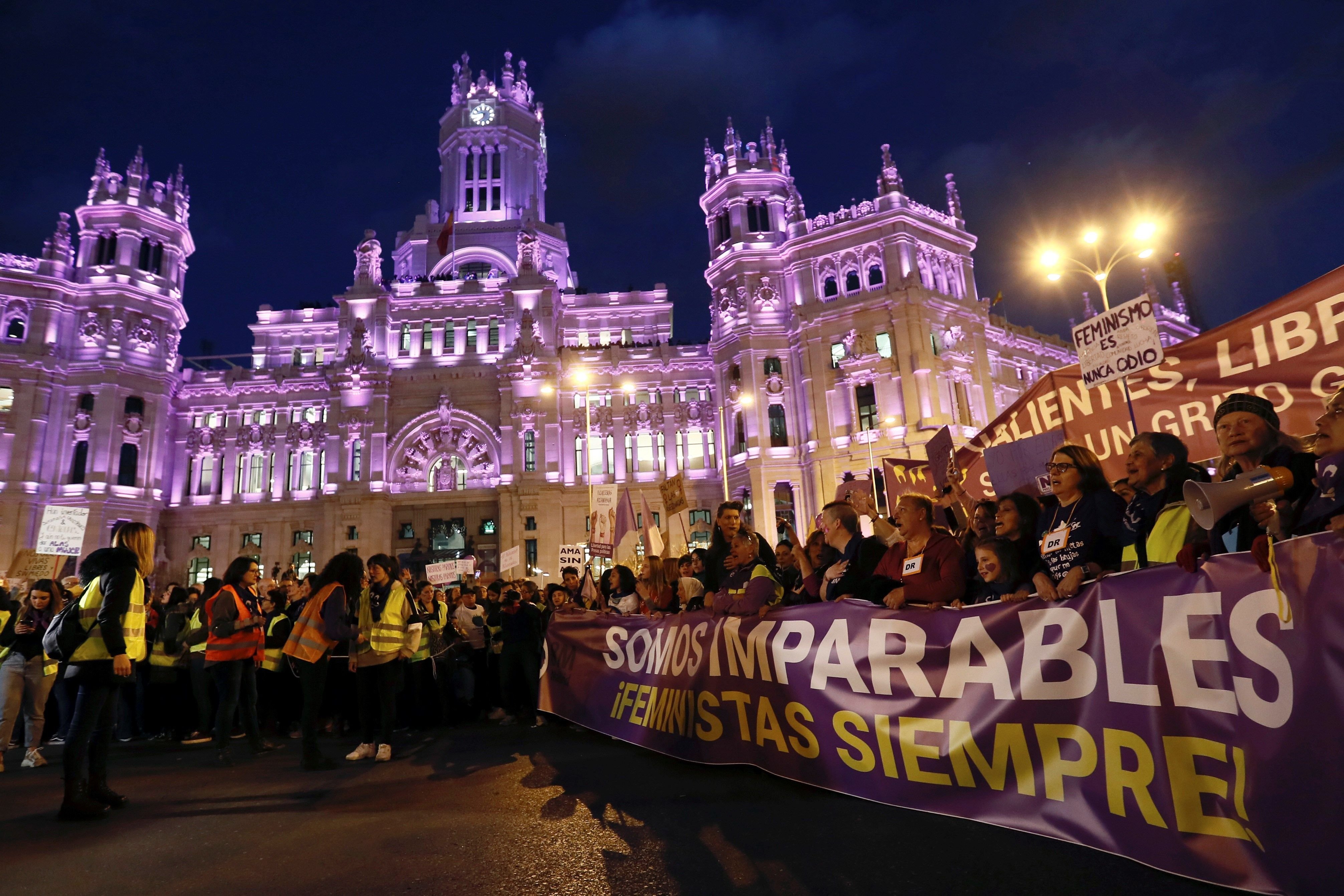 Les dones desborden Madrid per desafiar la dreta de Colón