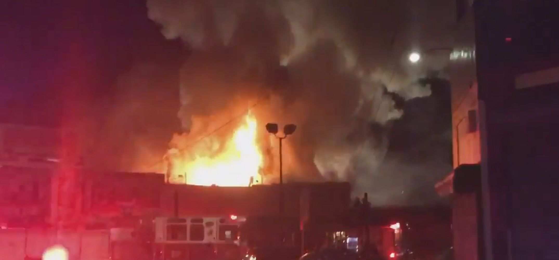 Nou morts i 25 desapareguts en incendiar-se una sala de festes a Califòrnia