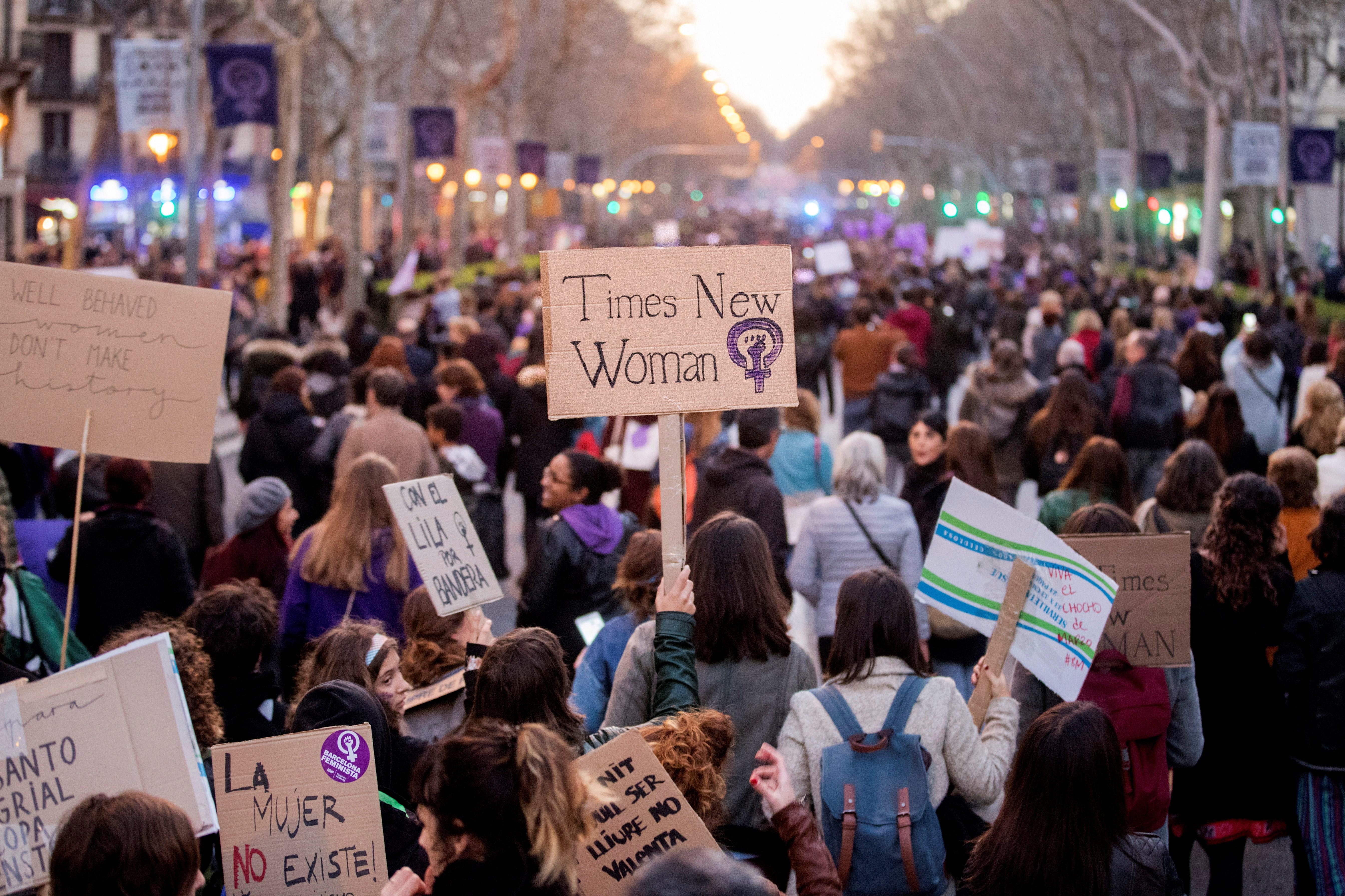 Las mujeres toman Barcelona por la huelga feminista