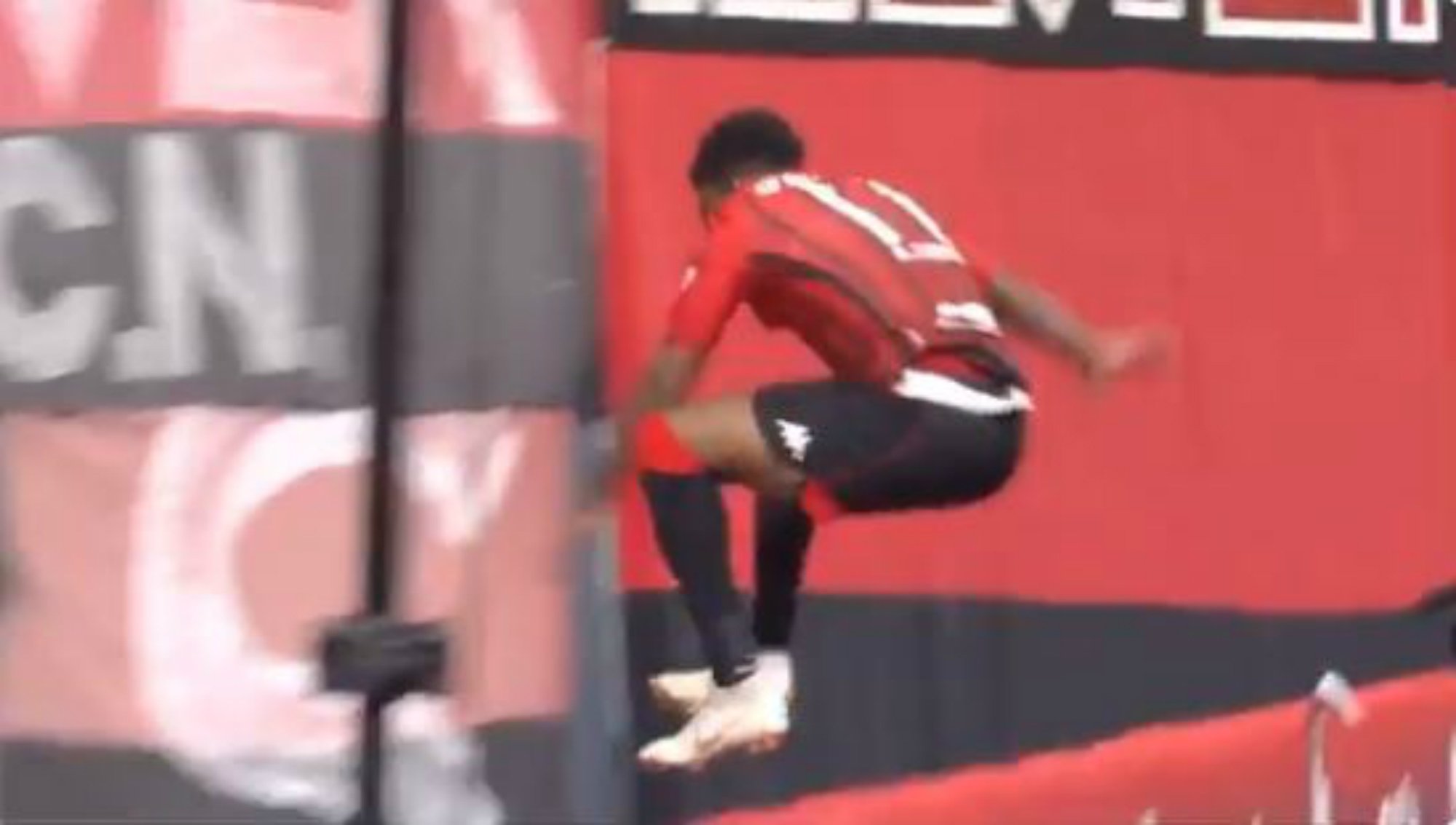 Un jugador de la lliga japonesa marca... i ho celebra llançant-se al buit