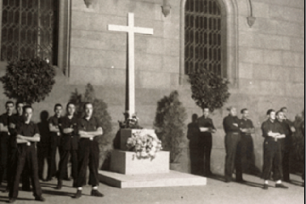 Universidad de Barcelona (1940). Elementos del SUYO en la celebración del Día de los Caidos. Fuente Ayuntamiento de Barcelona