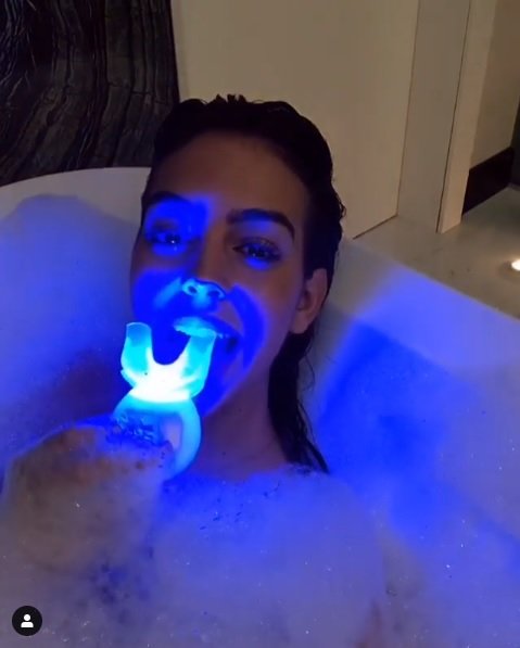 georgina rodriguez bañera dientes 2