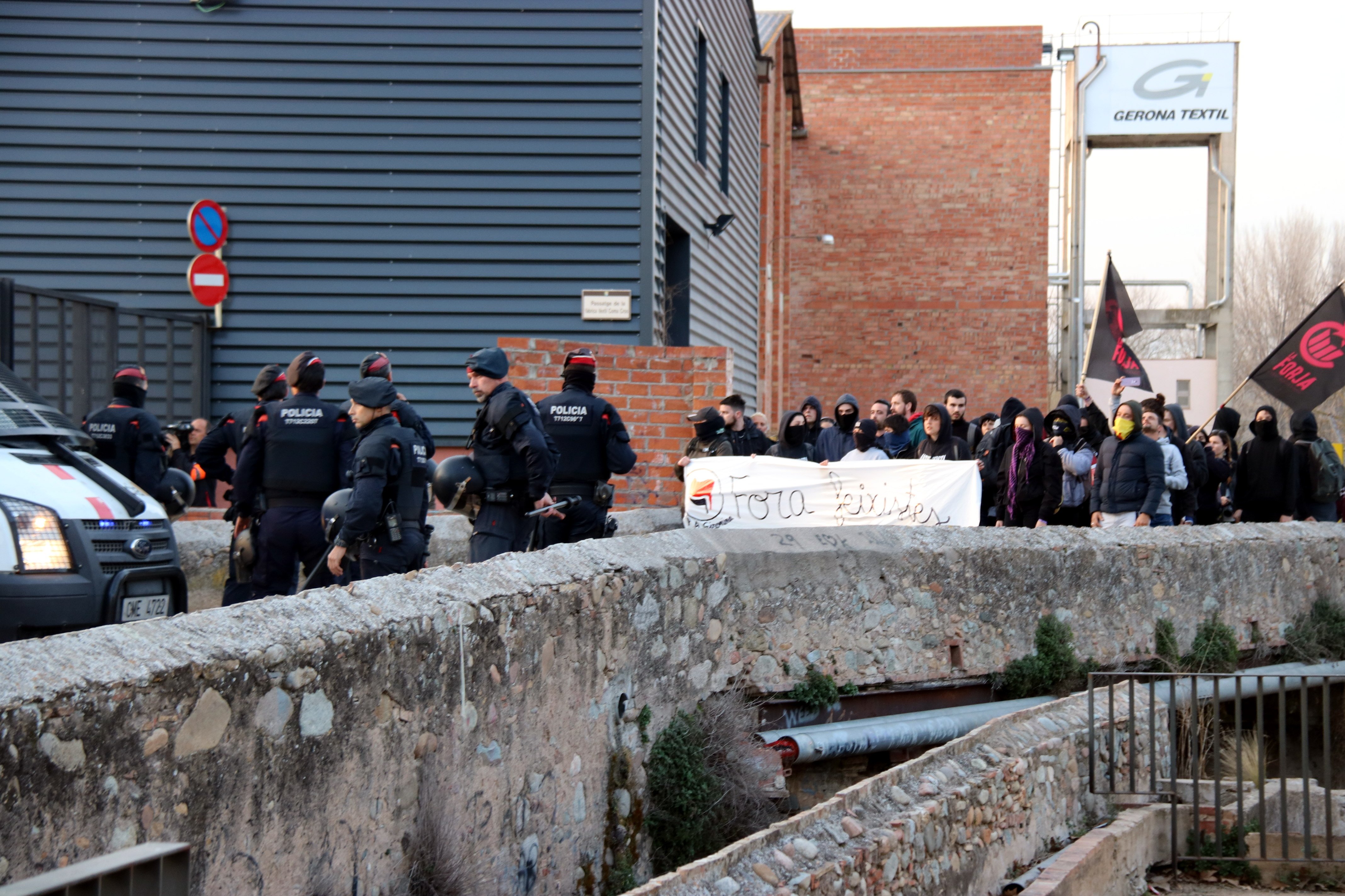 300 antifascistas protestan por un acto de Vox en Salt