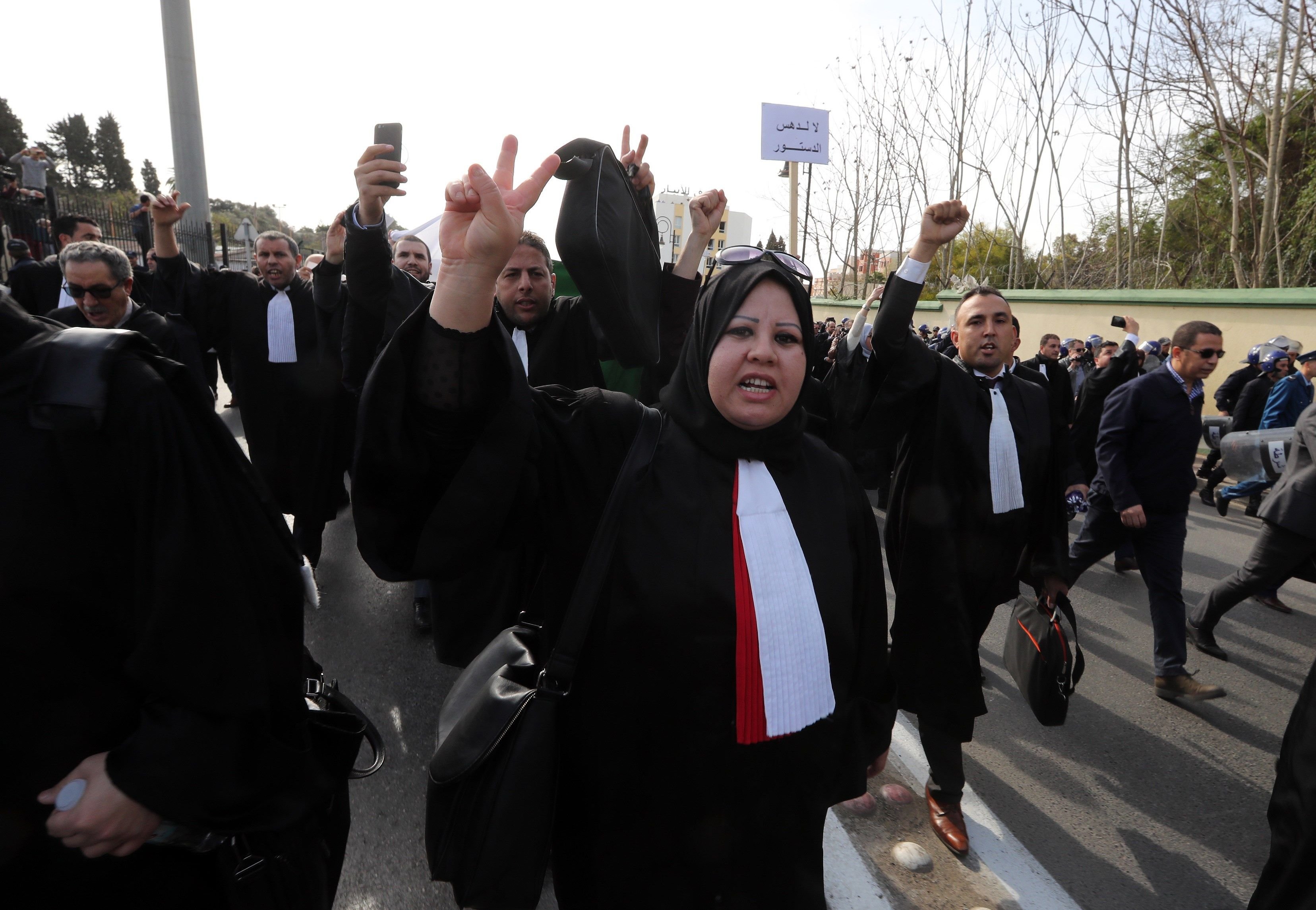 El president d'Algèria retarda els comicis i no es presentarà com a candidat