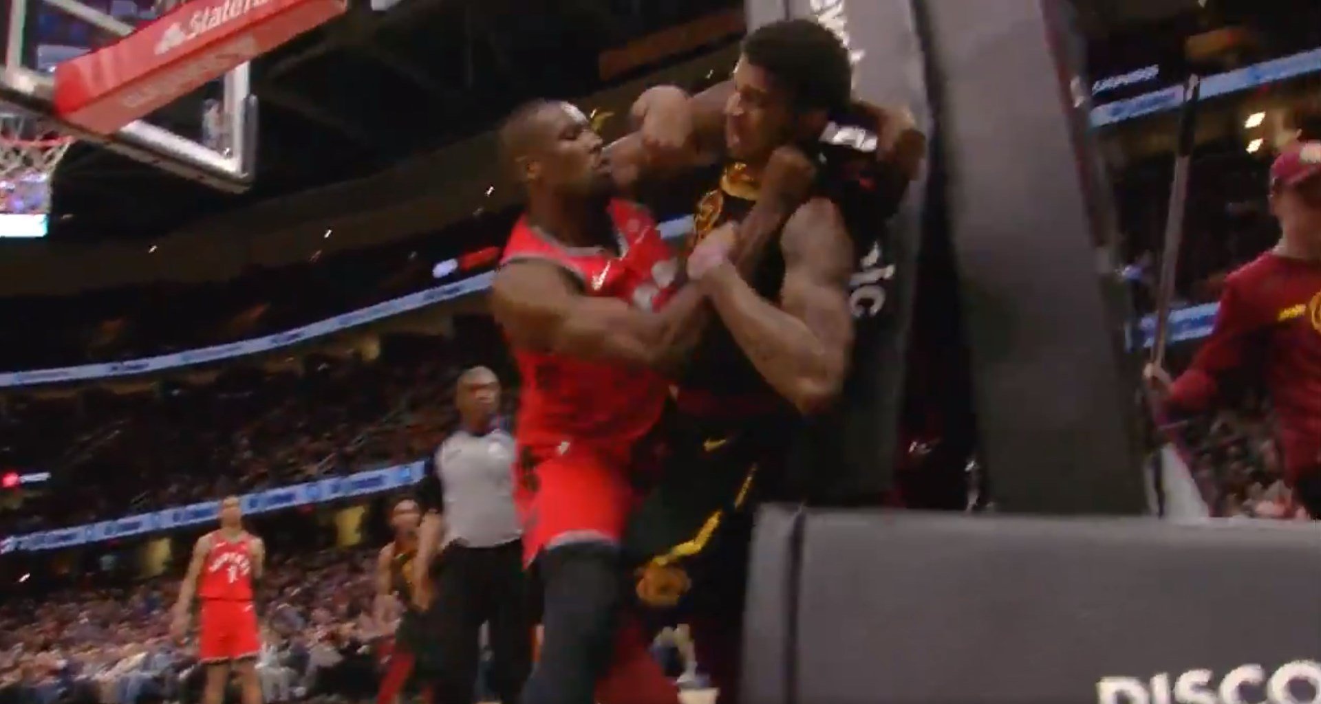 Un jugador español de la NBA pierde los papeles y se pelea a puñetazos