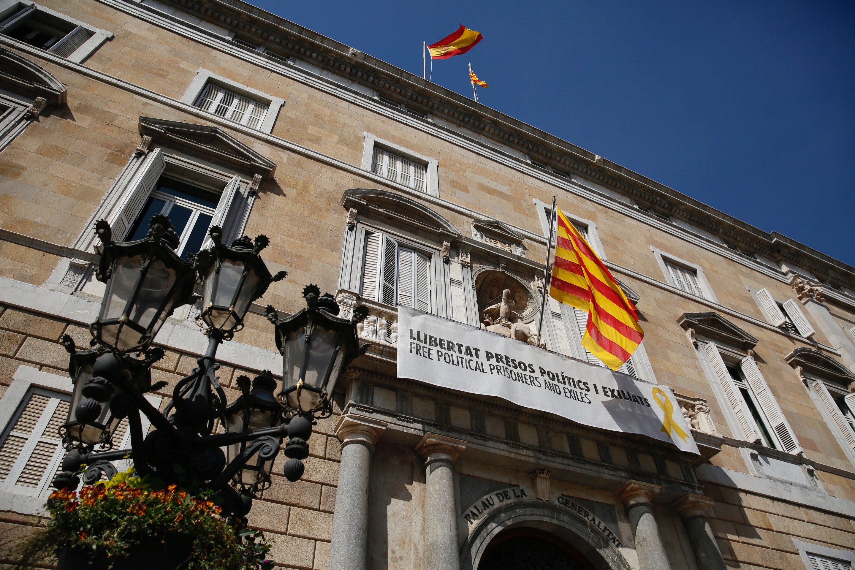 llaç groc i pancarta presos Palau Generalitat - Sergi Alcàzar