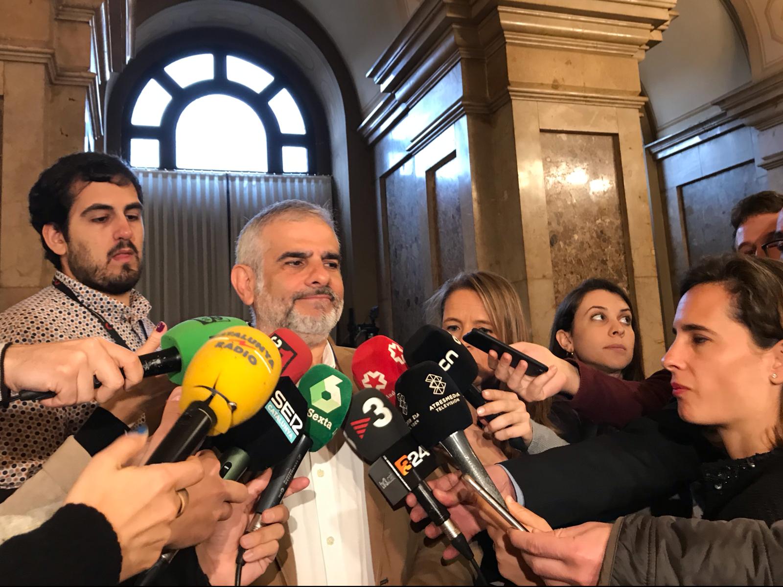 Cs amenaza con ir a los tribunales si Torra no saca los lazos amarillos