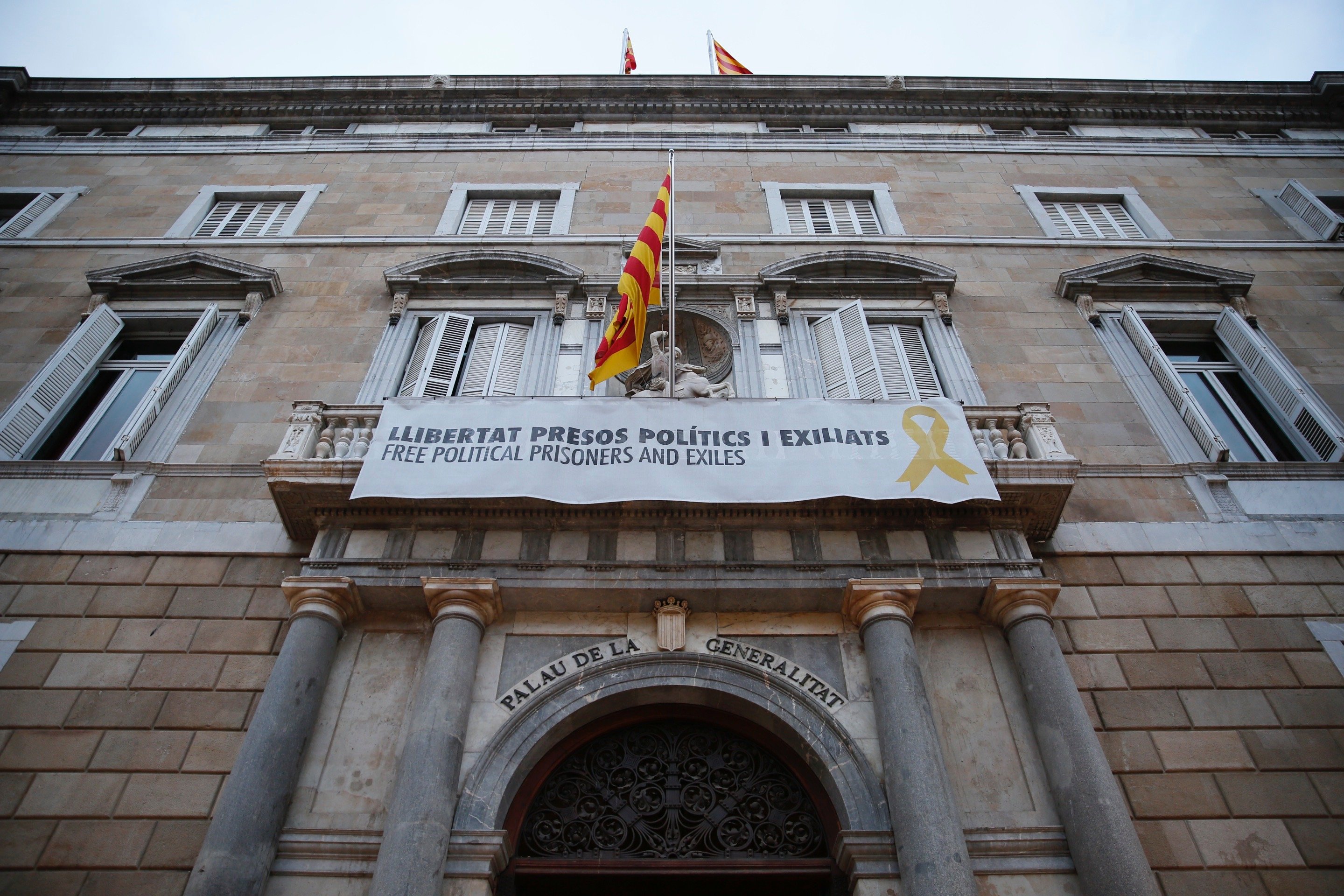 Catalan president Torra disobeys Election Board order to remove yellow loops