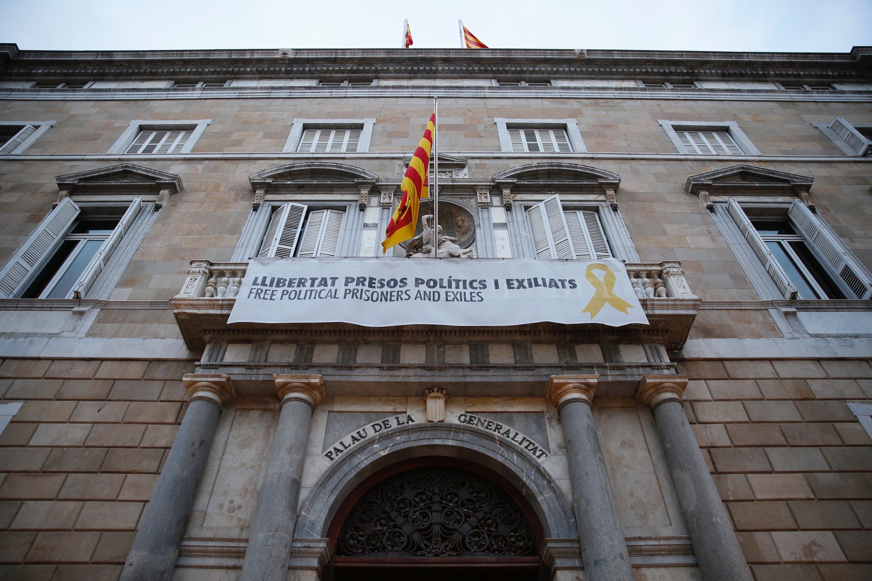 Torra desobeeix l'ordre de la Junta Electoral de retirar llaços grocs i estelades