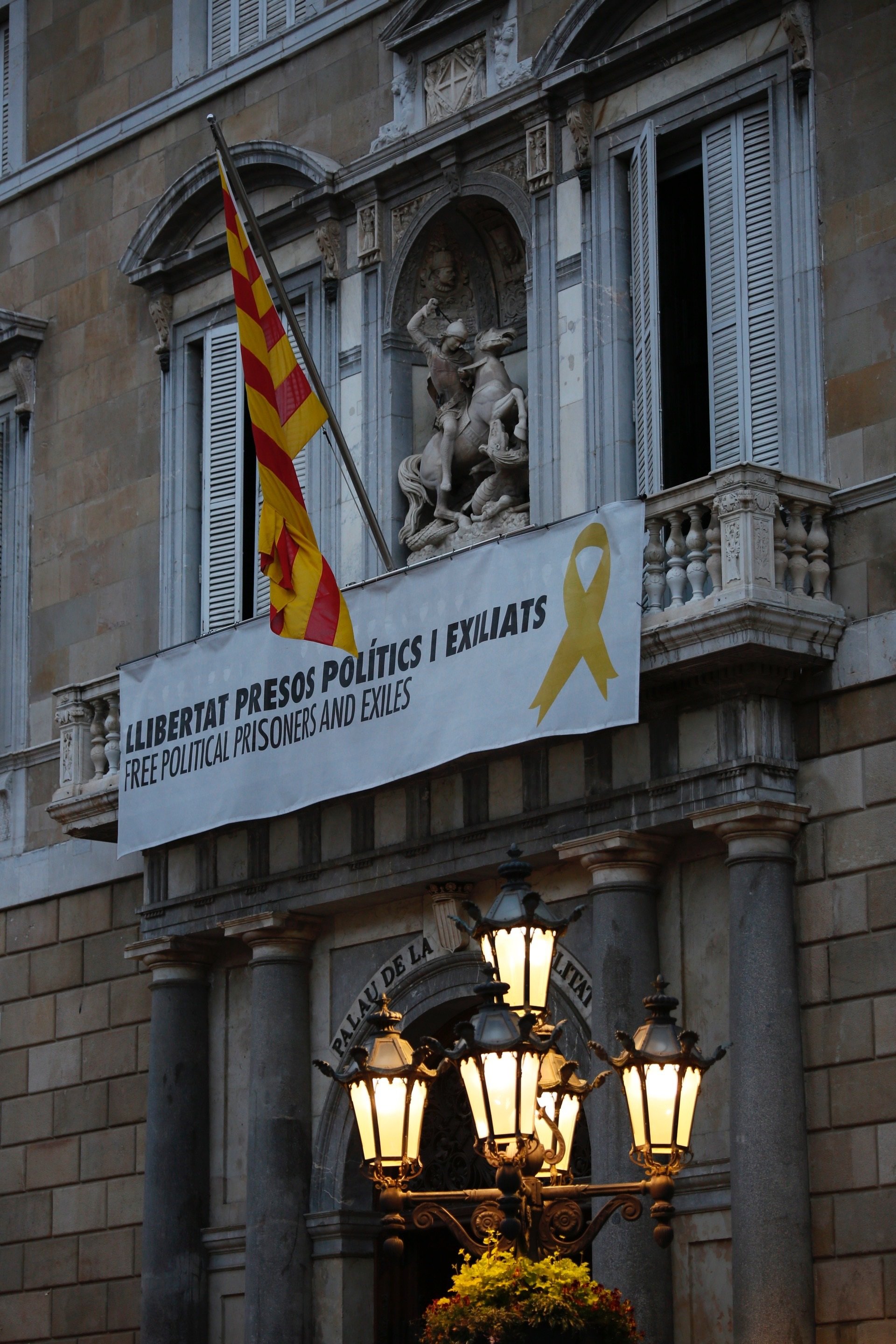 Los unionistas fracasan al intentar descolgar el lazo amarillo de la Generalitat