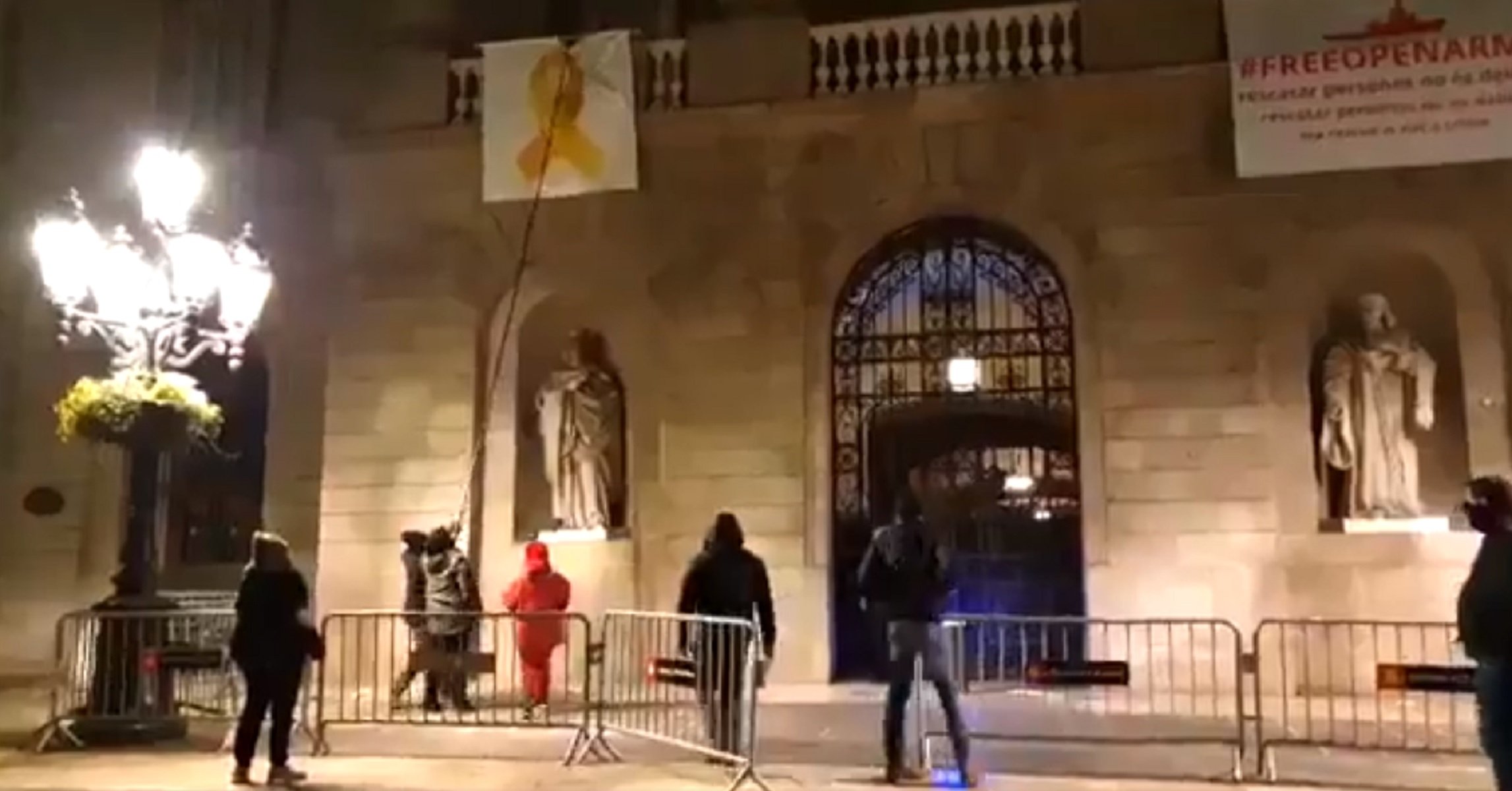 Unionistas descuelgan el lazo amarillo del ayuntamiento de Barcelona y lo intentan en la Generalitat