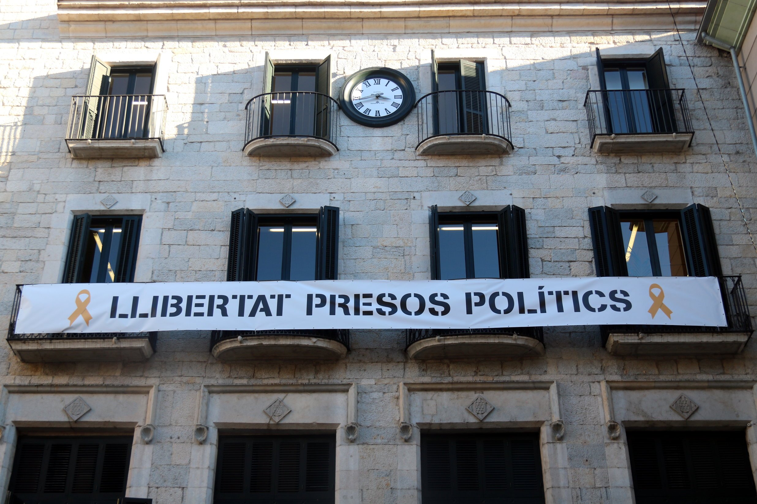 El PP pide a la Junta Electoral que inste a Madrenas a retirar los lazos