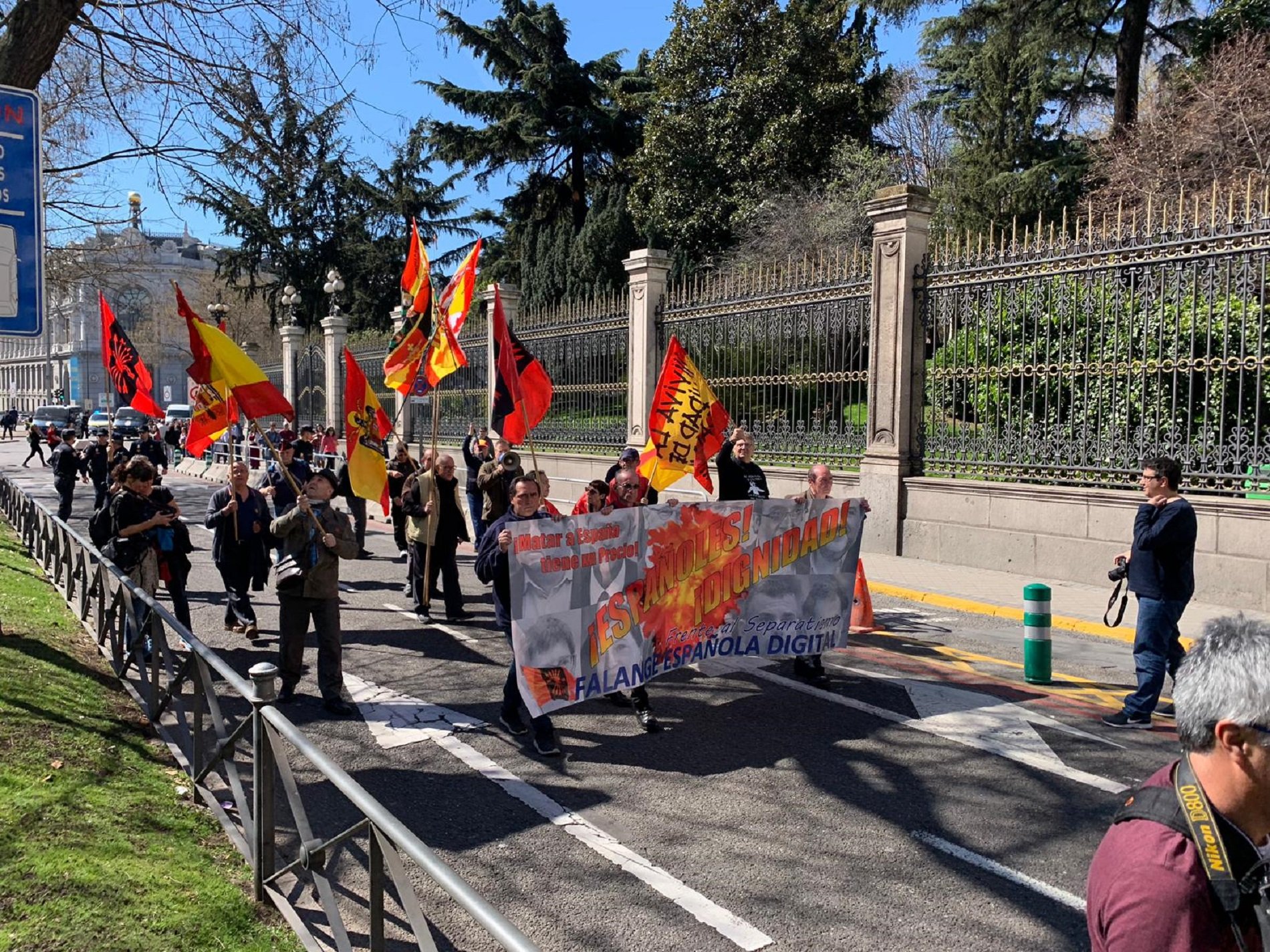 Un escamot de falangistes  rep els manifestants a Madrid