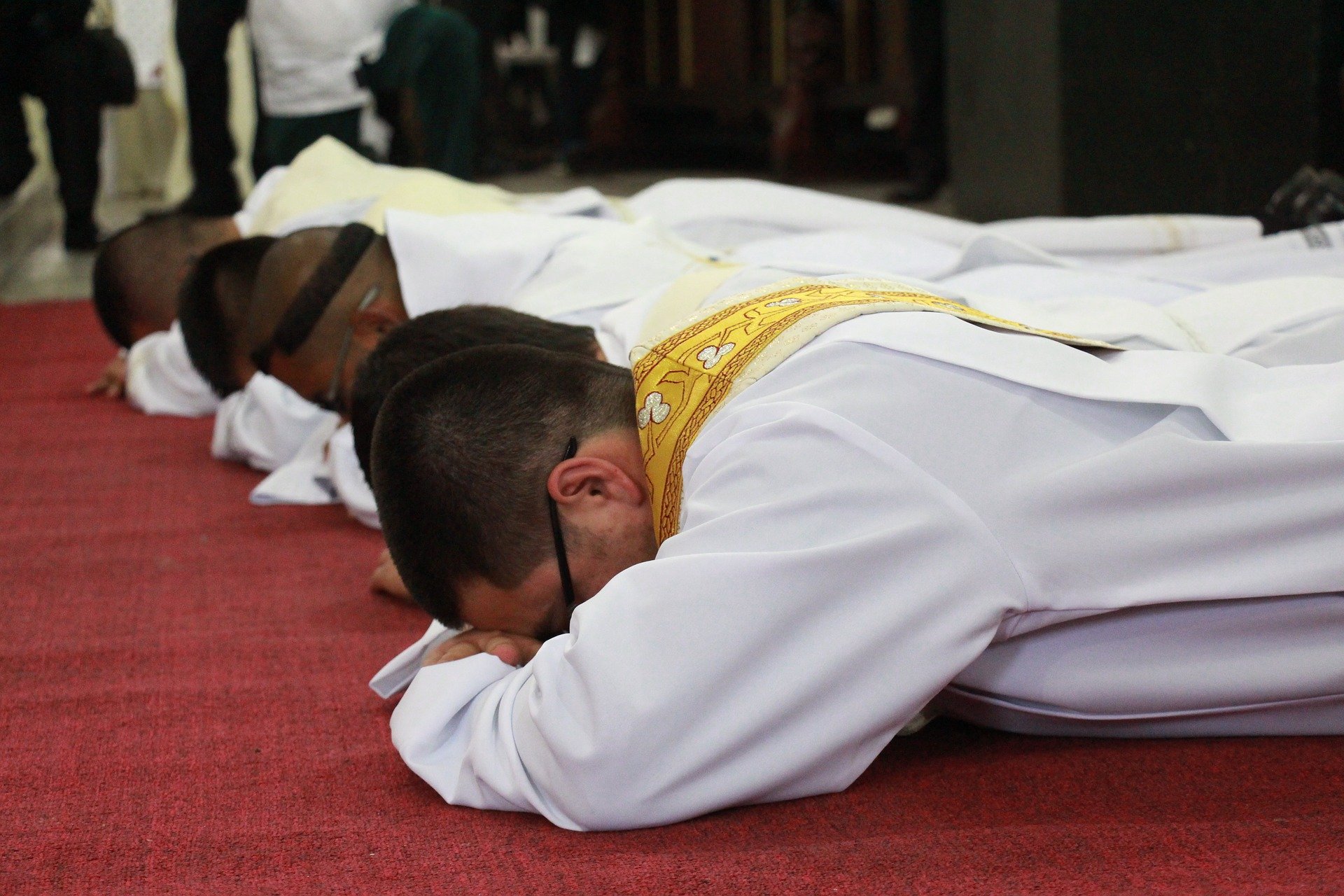 Los sacerdotes, "víctimas" del debate sobre los abusos, según la Conferencia Episcopal